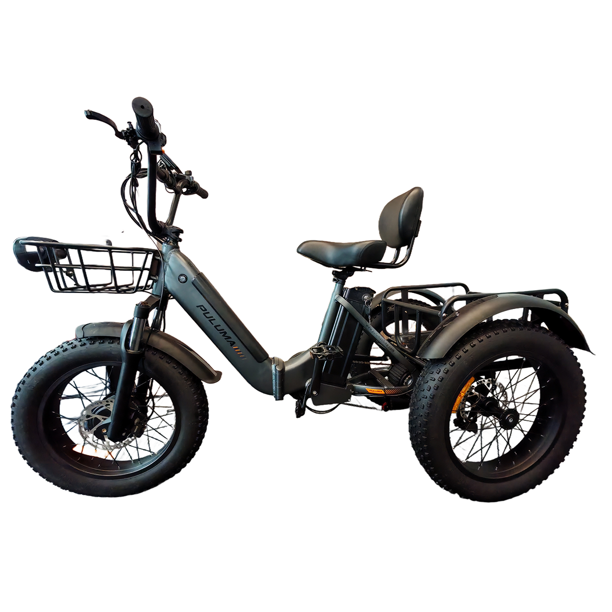 Szary elektryczny trójkołowiec z dużymi oponami. Ma koszyk, siedzenie i bagażnik. Tło jest białe.