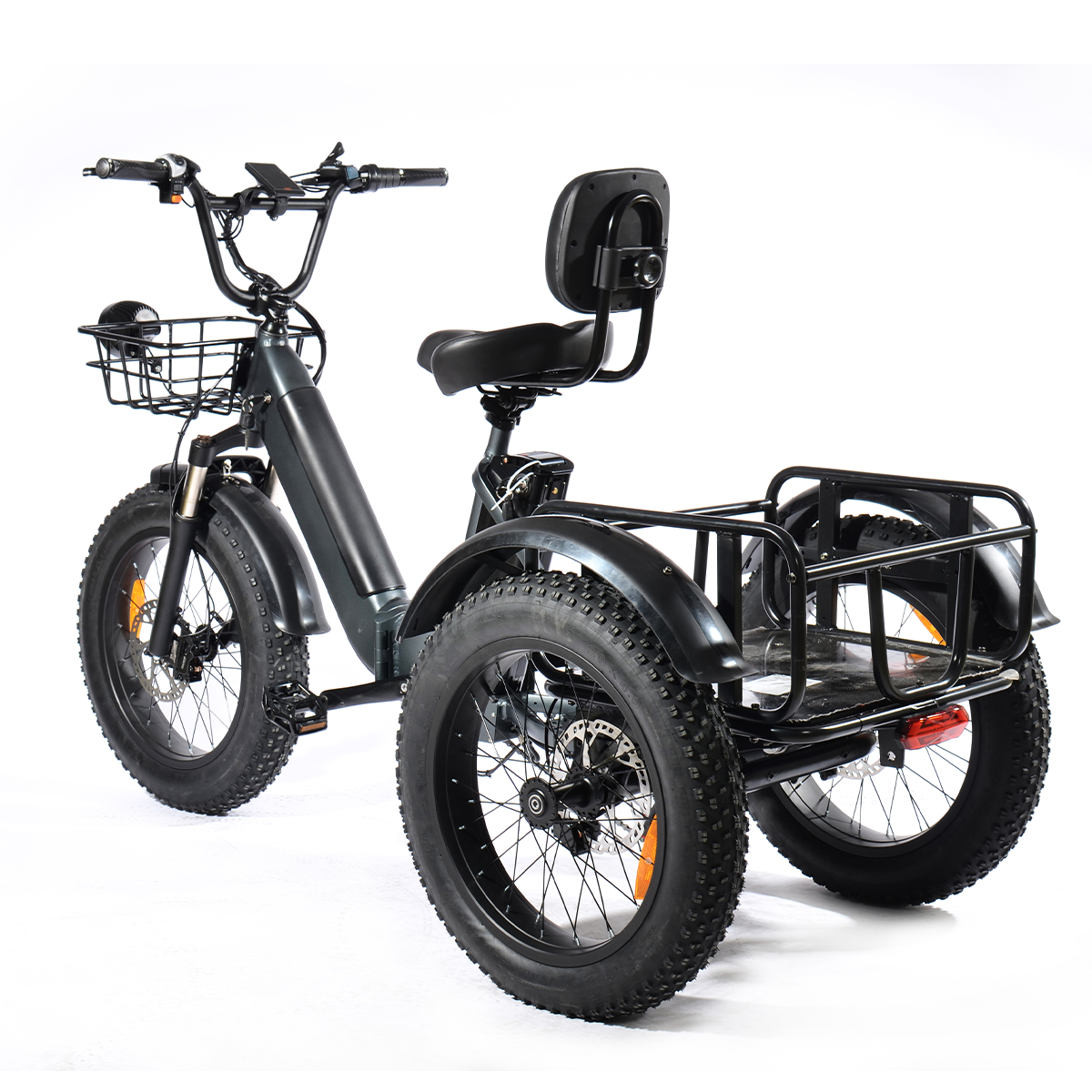 Czarny elektryczny trójkołowiec z koszem, siedzeniem i bagażnikiem, na białym tle. Ma duże opony.