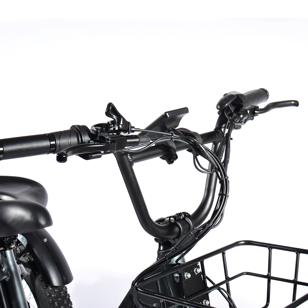 Zbliżenie czarnej kierownicy roweru z kablami, dźwigniami i koszem. Tło jest białe.