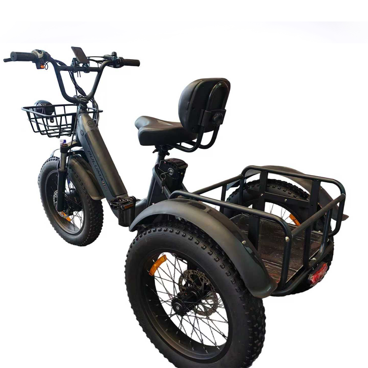 Czarny trójkołowiec z koszem z przodu i przestrzenią ładunkową z tyłu. Ma duże opony i siedzenie z oparciem.