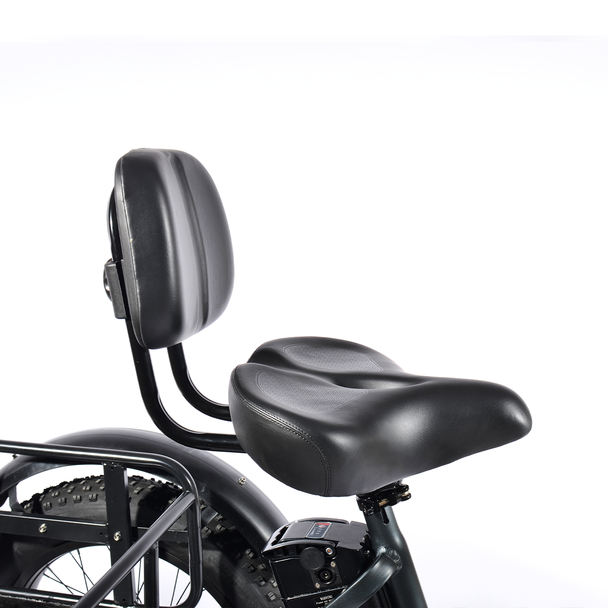Zbliżenie czarnego siodełka rowerowego z oparciem. Siedzisko i oparcie są czarne, na białym tle.