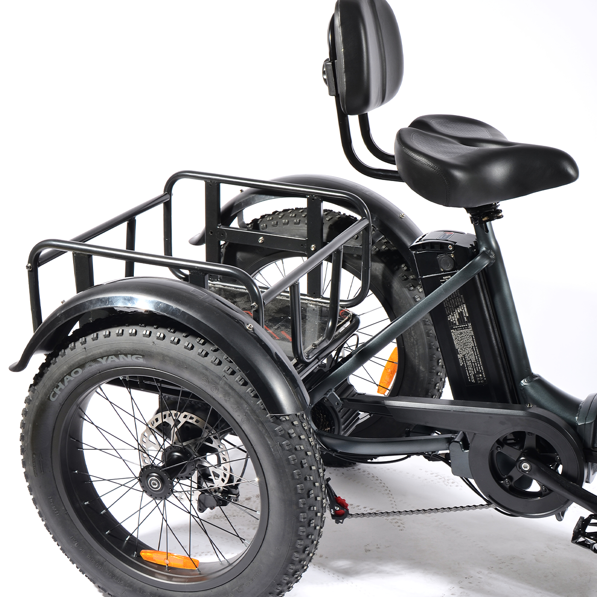 Czarny elektryczny trójkołowiec z dużymi oponami, bagażnikiem, siedzeniem i oparciem, na białym tle.