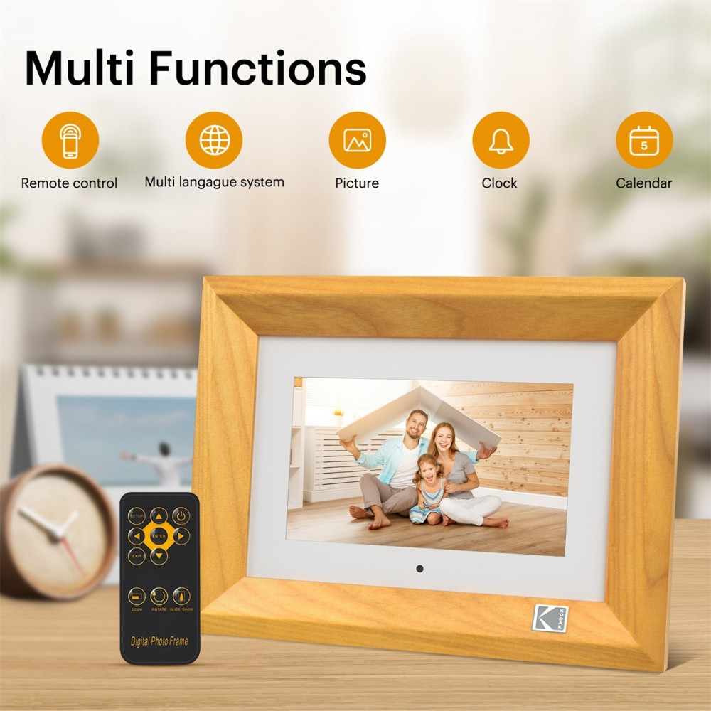 Marco digital con foto familiar. Incluye mando a distancia, sistema multilingüe, reloj y calendario.