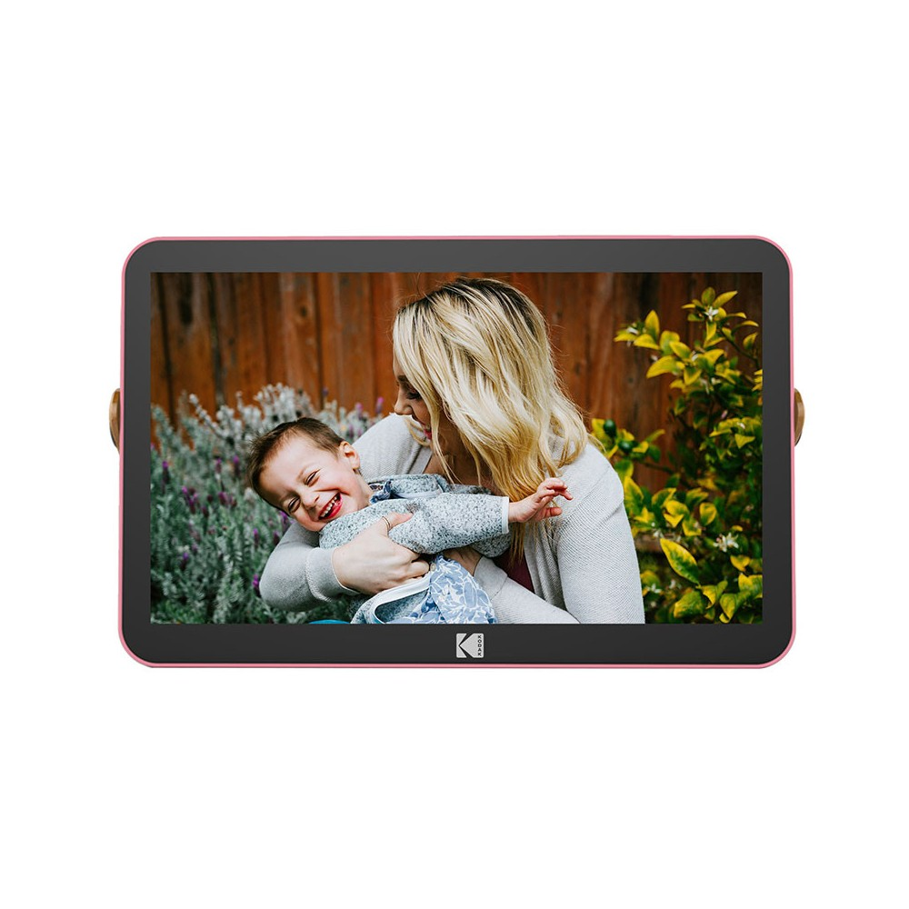 Un marco de fotos digital muestra una foto de una mujer sosteniendo a un niño sonriente al aire libre. El fondo incluye follaje y una valla de madera.