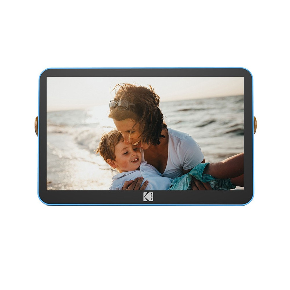 Un marco de fotos muestra a una madre y un niño en la playa. La madre abraza al niño, ambos sonríen, con el océano de fondo.