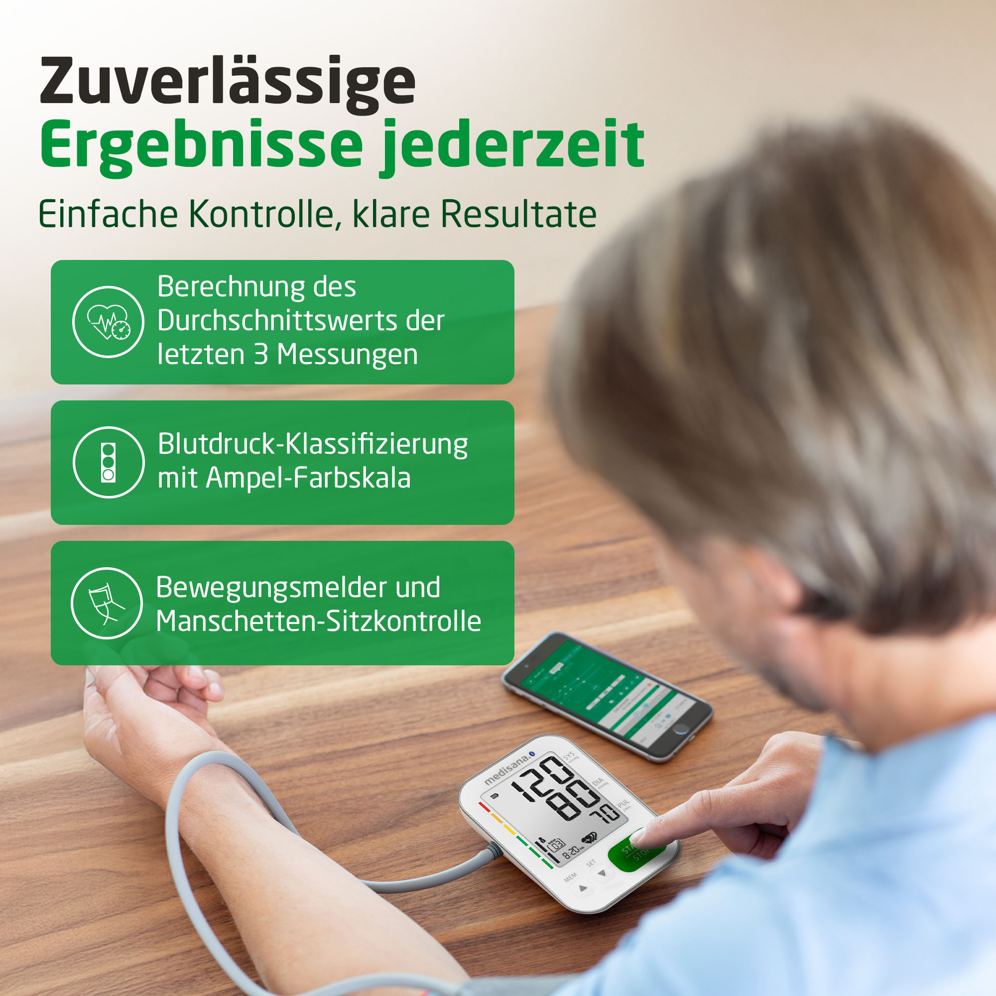Person benutzt Blutdruckmessgerät. Das Gerät zeigt Messwerte an. Ein Smartphone und Text sind ebenfalls sichtbar.