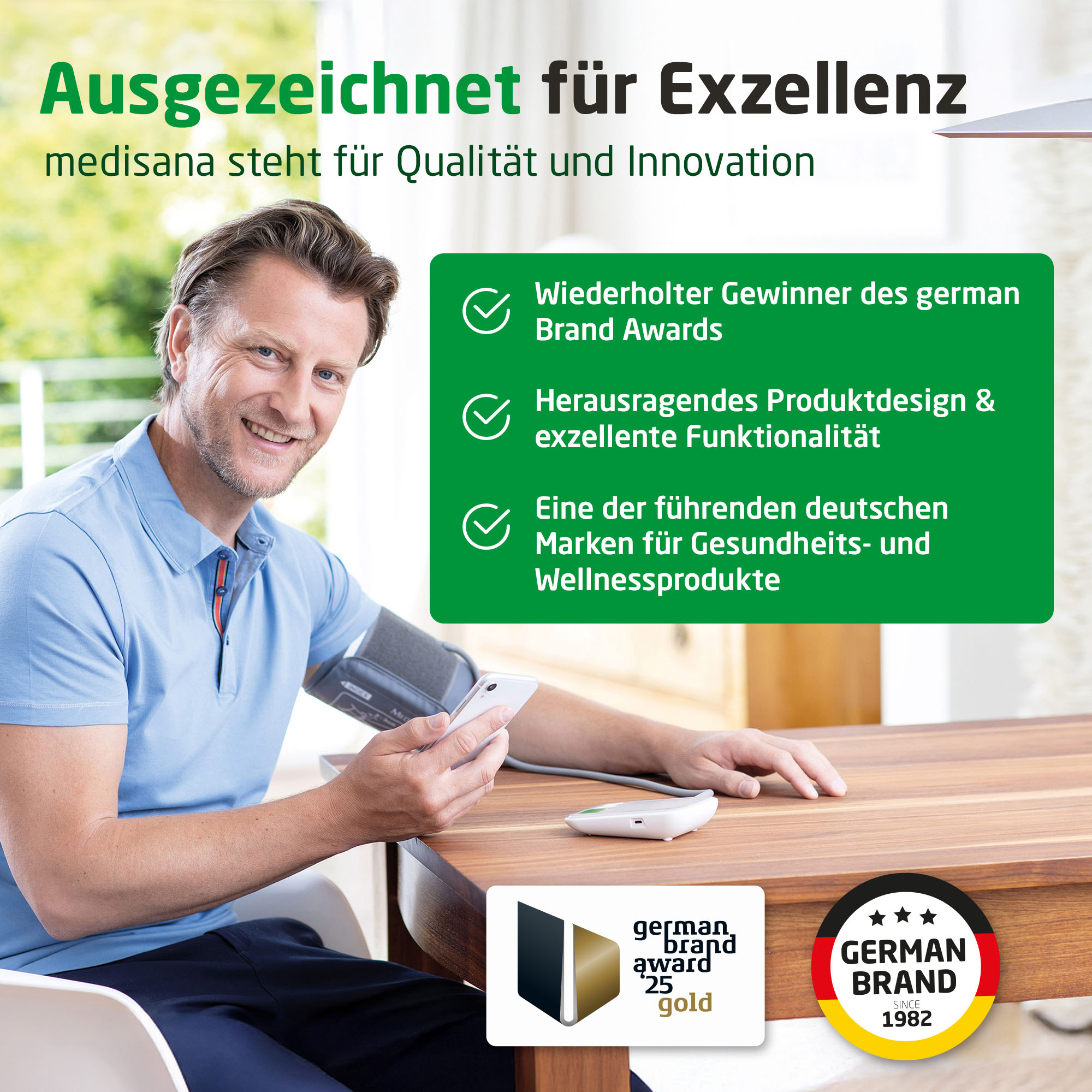 Mann mit blauem Hemd misst Blutdruck mit Gerät. Logos und Text über Qualität und Auszeichnungen im Hintergrund.