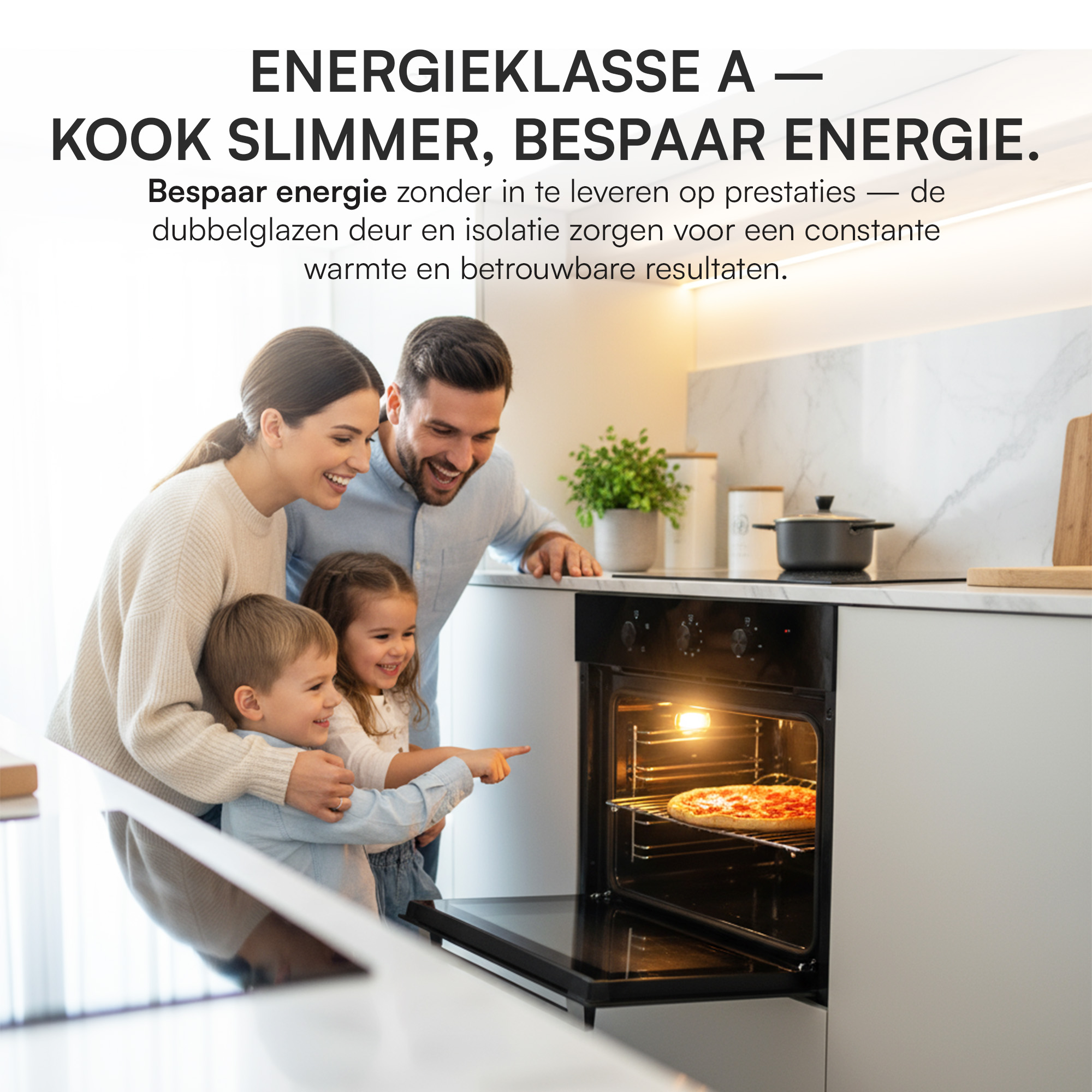 Eine Familie betrachtet eine Pizza, die in einem Ofen backt. Der Ofen ist geöffnet, und die Familie lächelt. Text oben.