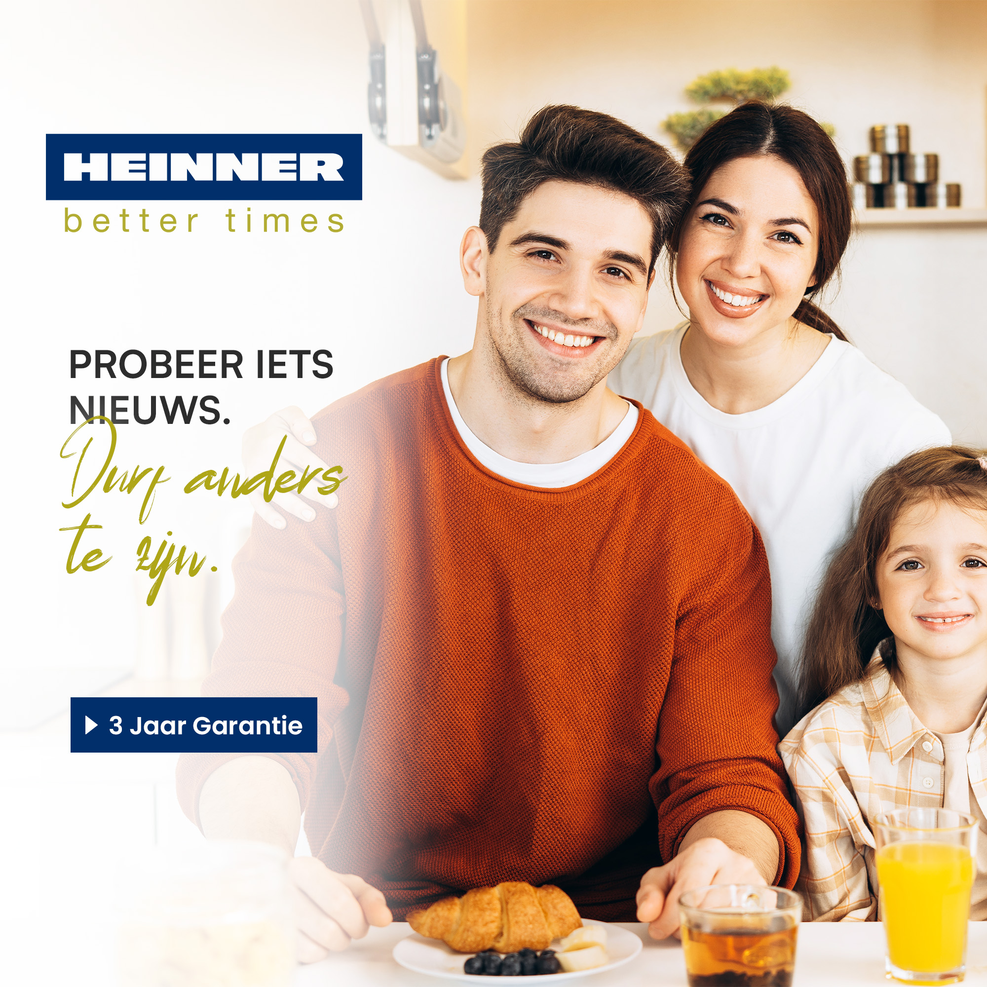 Eine Familie lächelt in die Kamera. Auf dem Tisch stehen Frühstücksartikel. Der Text lautet: „Probieren Sie etwas Neues.“