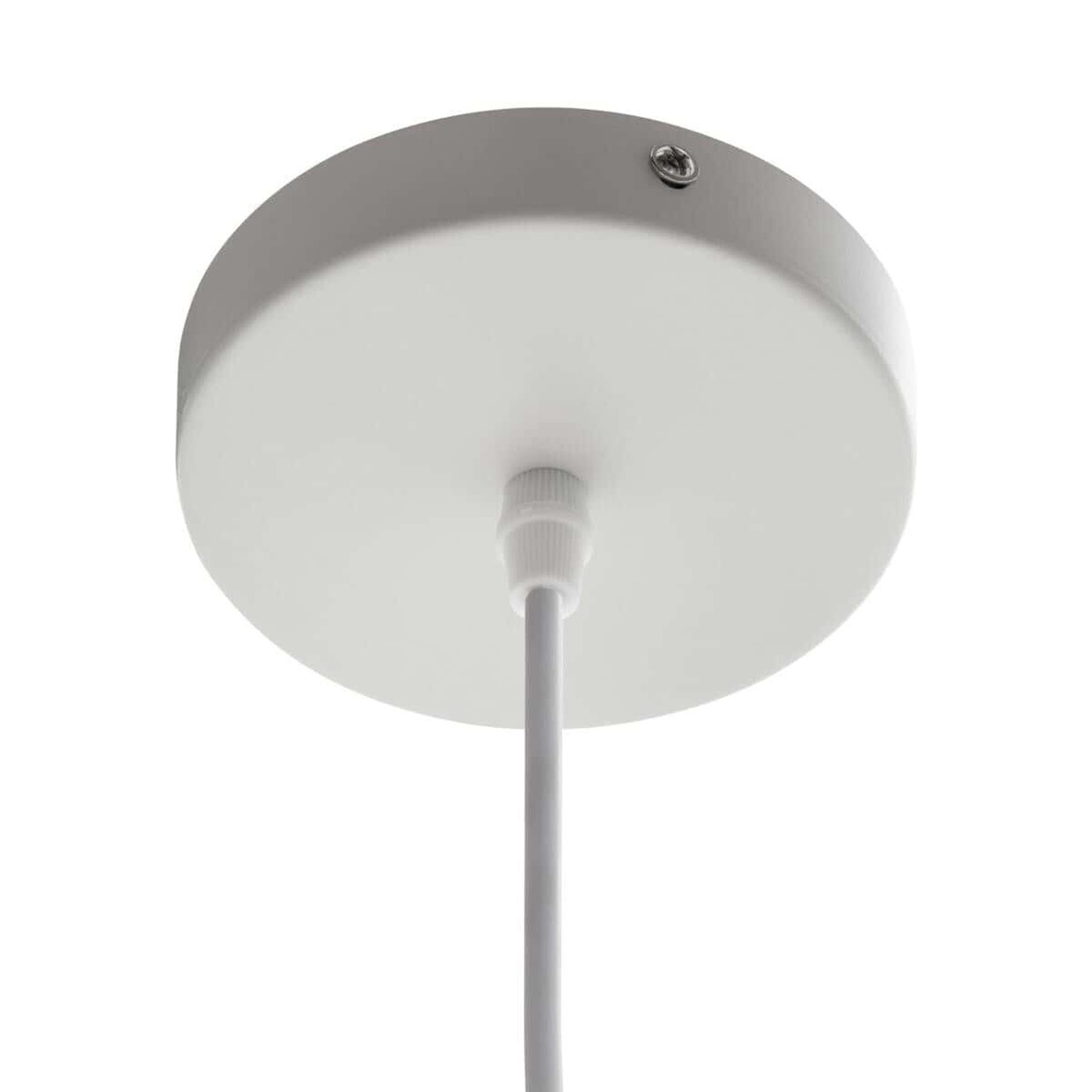 Una lámpara de techo blanca. Un borde gris rodea la base blanca. Un cable gris se extiende desde el centro hacia abajo.