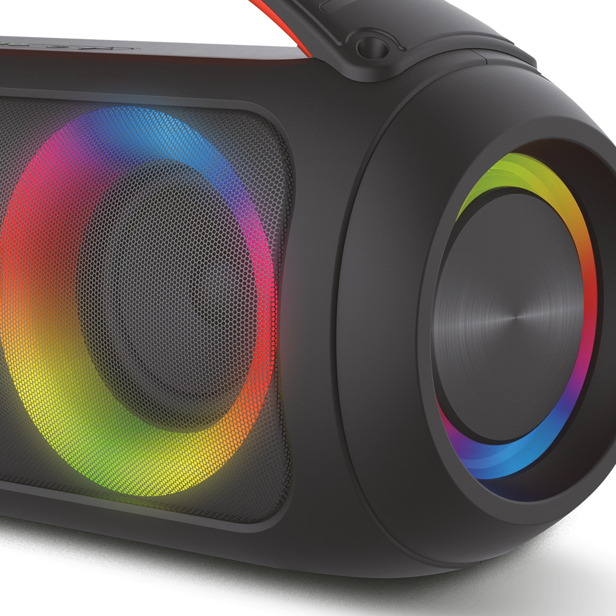 Czarny głośnik z kolorowymi światłami. Czerwony uchwyt na górze. Szara siatka zakrywająca głośniki.