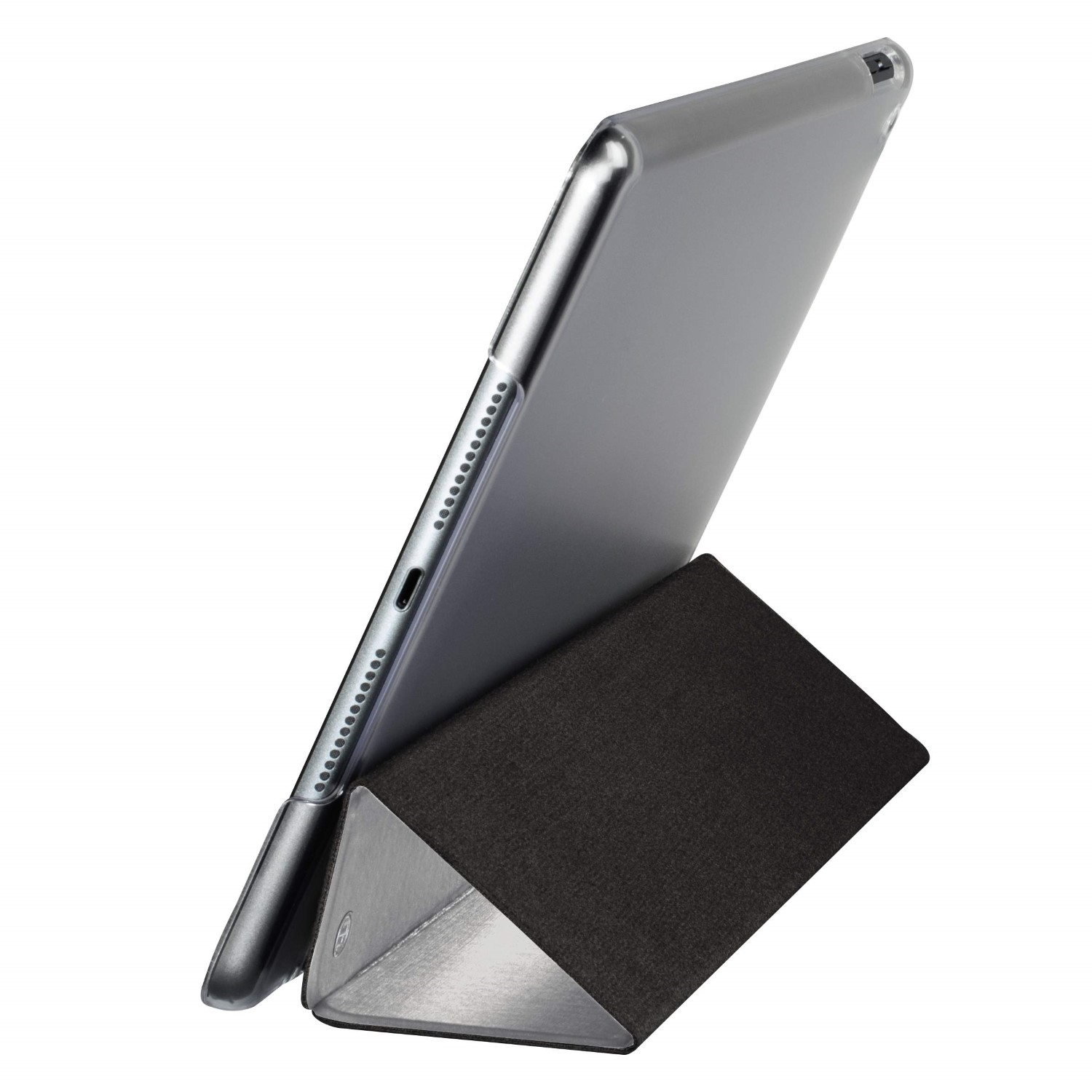 Ein silbernes Tablet wird von einem dunkelgrauen, dreieckigen Ständer gehalten. Der Ständer hat einen strukturierten Stoff an der Vorderseite.
