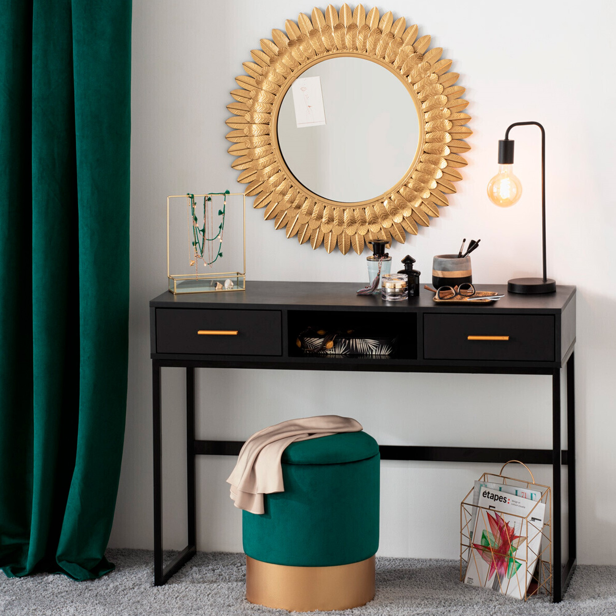 Un tocador con espejo dorado, escritorio negro, taburete verde y detalles dorados. Cortina verde a la izquierda.