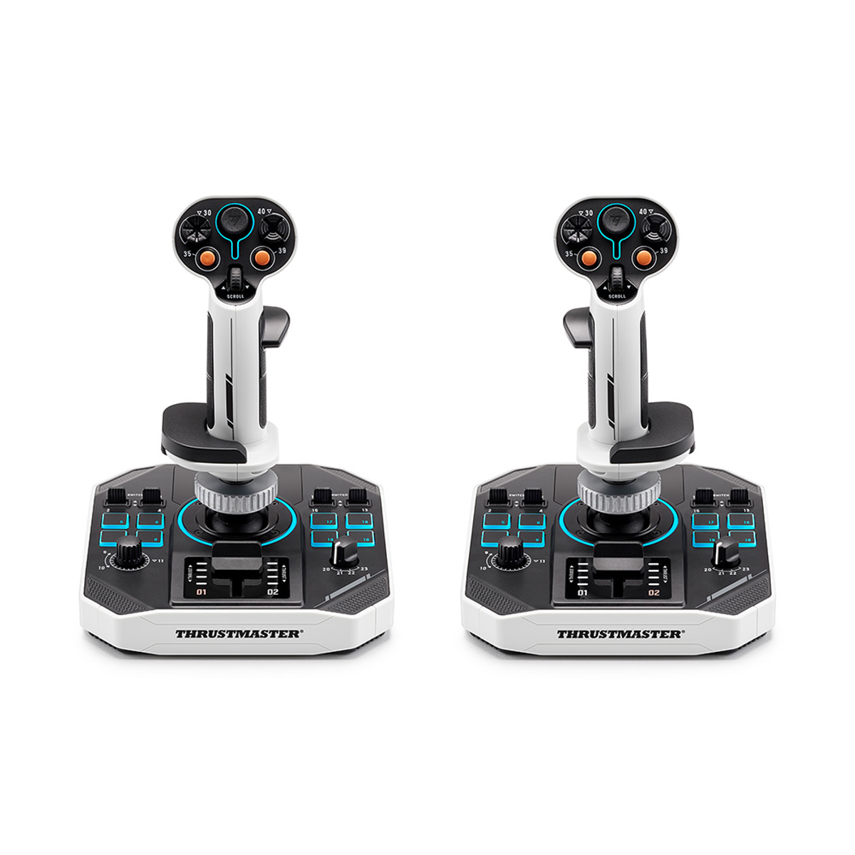 Zwei Thrustmaster-Flug-Joysticks. Weißes und schwarzes Design mit blauen Lichtern und orangefarbenen Knöpfen. Der Markenname ist sichtbar.