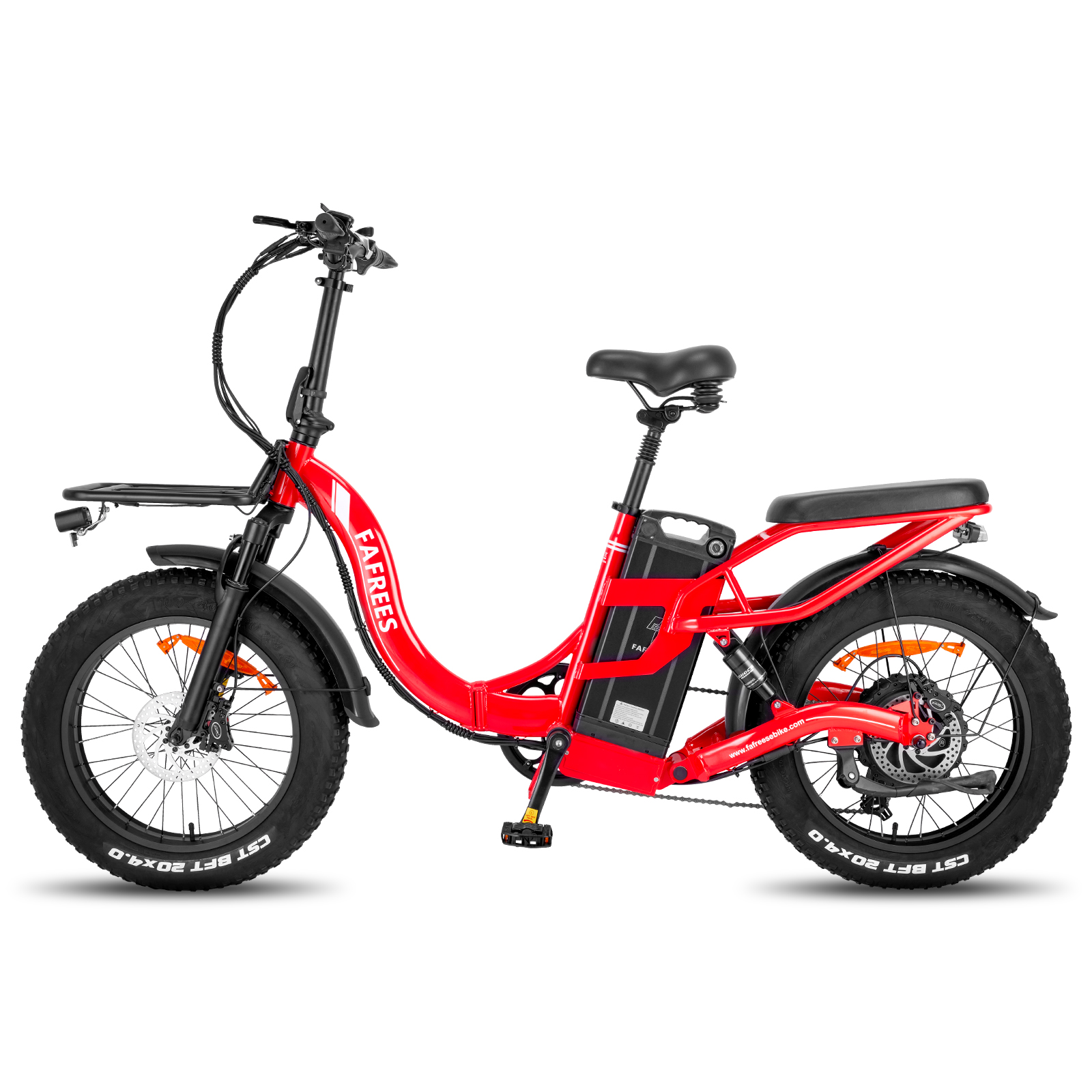 Rotes Elektrofahrrad mit schwarzen Reifen, Sitz und Lenker. Es hat einen Akku und einen vorderen Korb. Der Hintergrund ist weiß.
