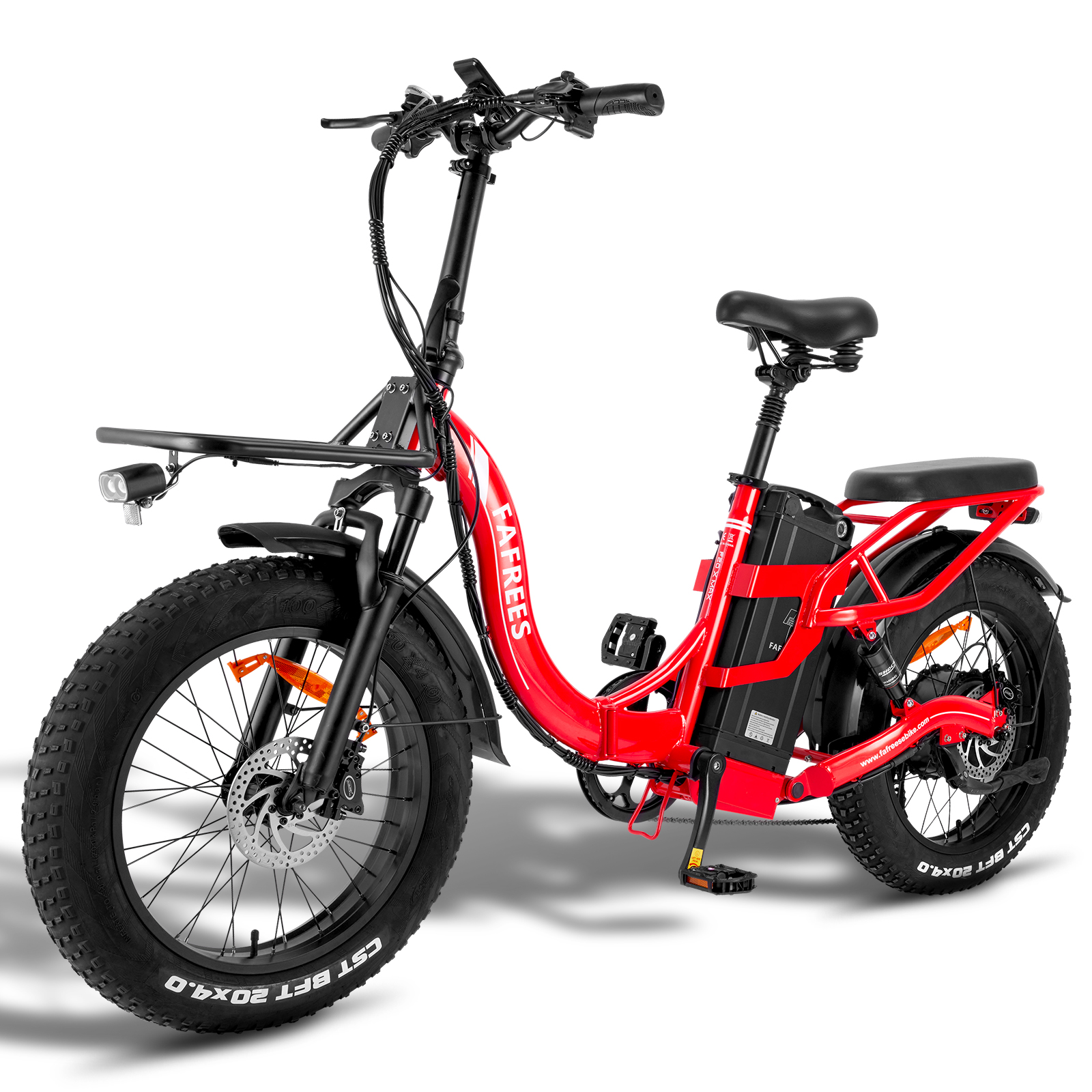 Ein rotes und schwarzes Elektrofahrrad mit breiten Reifen, Frontkorb und Licht, isoliert auf weißem Hintergrund.