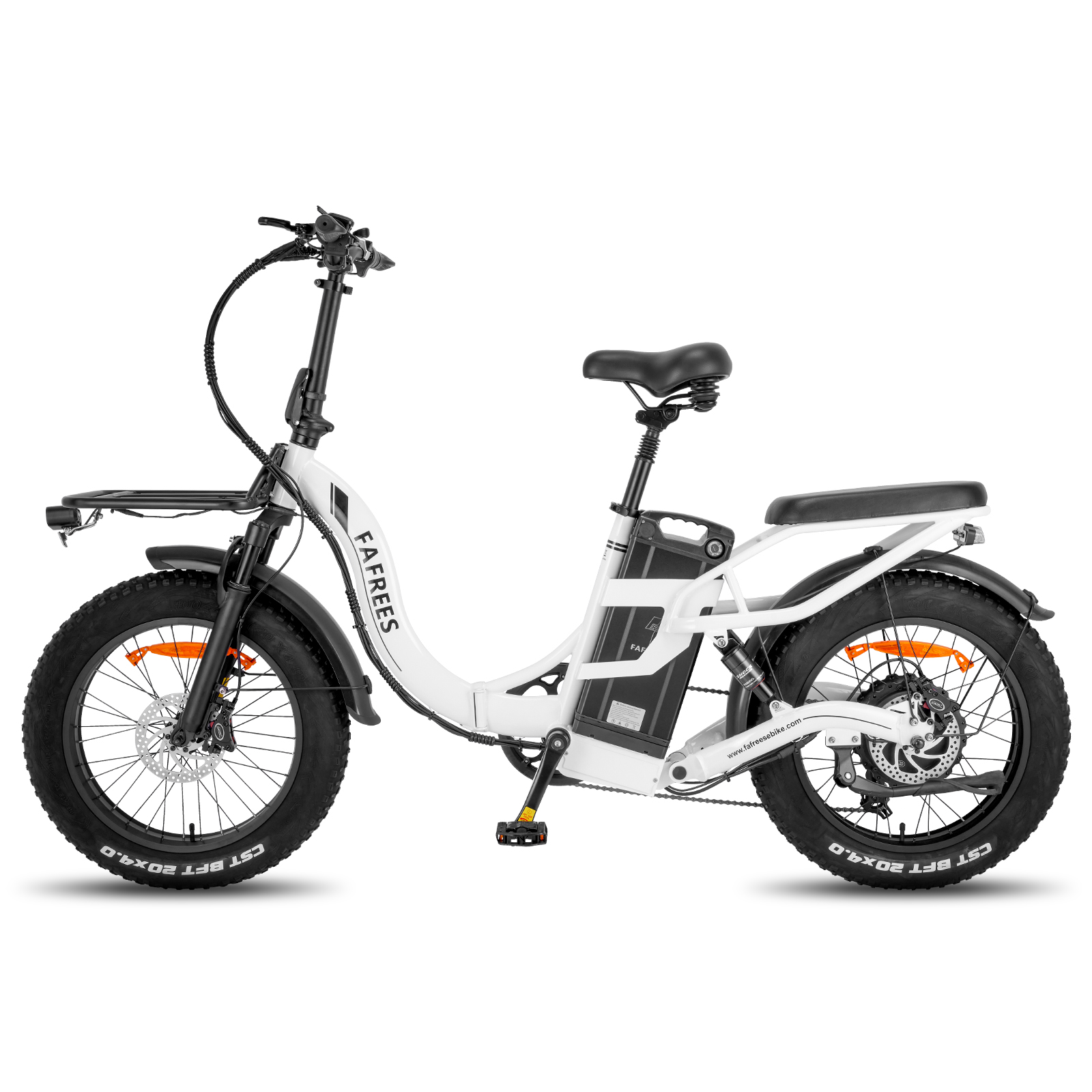 Weißes und schwarzes Elektrofahrrad mit großen Reifen. Verfügt über einen Frontgepäckträger, Federung und einen Akku. Markenname 'FAFREES'.