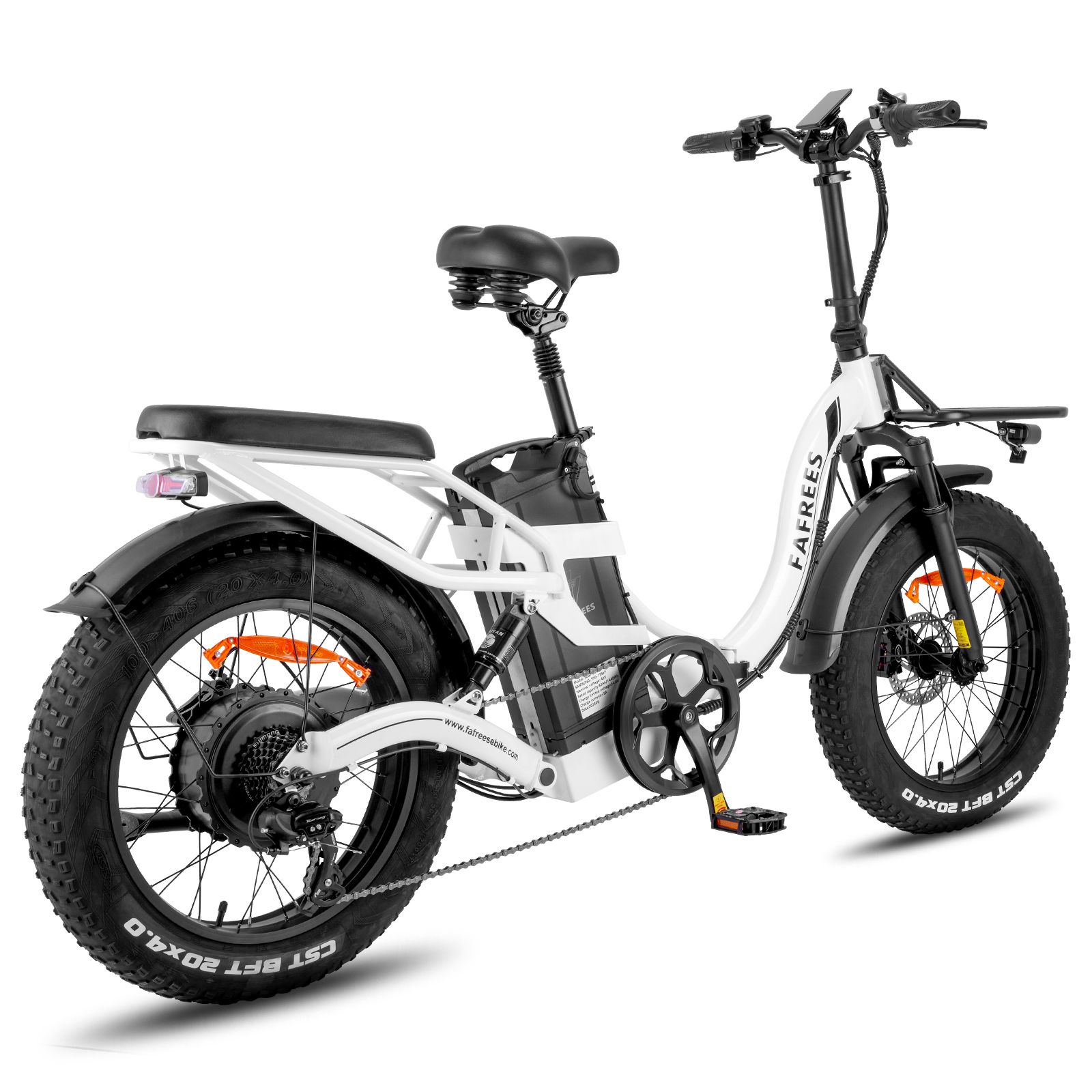 Weißes Elektrofahrrad. Schwarze Reifen. Schwarzer Sitz und Lenker. Orangefarbene Reflektoren. Weißer Rahmen. Schwarzer Akku.