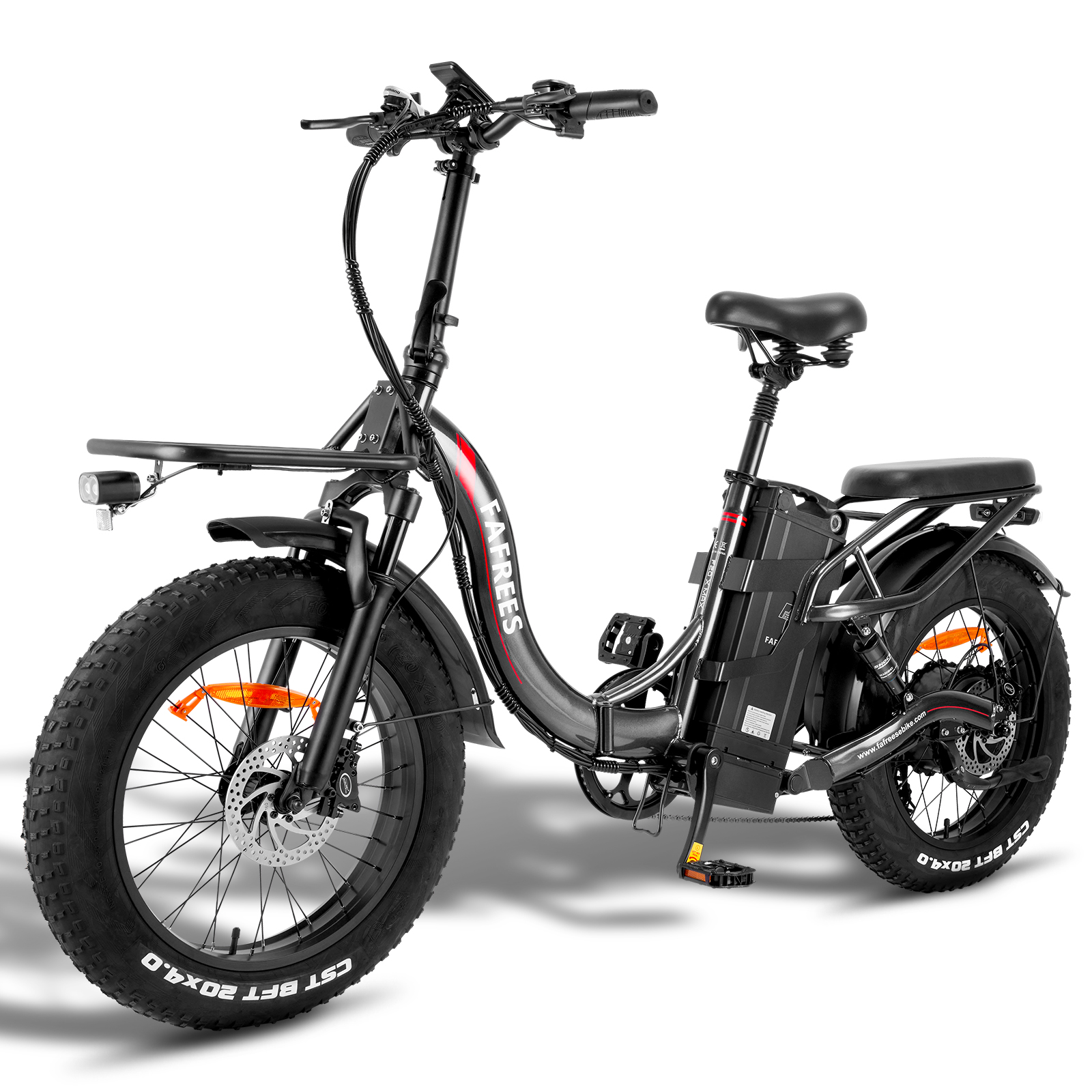 Ein schwarzes Elektrofahrrad mit breiten Reifen. Es hat einen Frontkorb, eine Batterie und einen Heckträger. Das Fahrrad steht vor weißem Hintergrund.