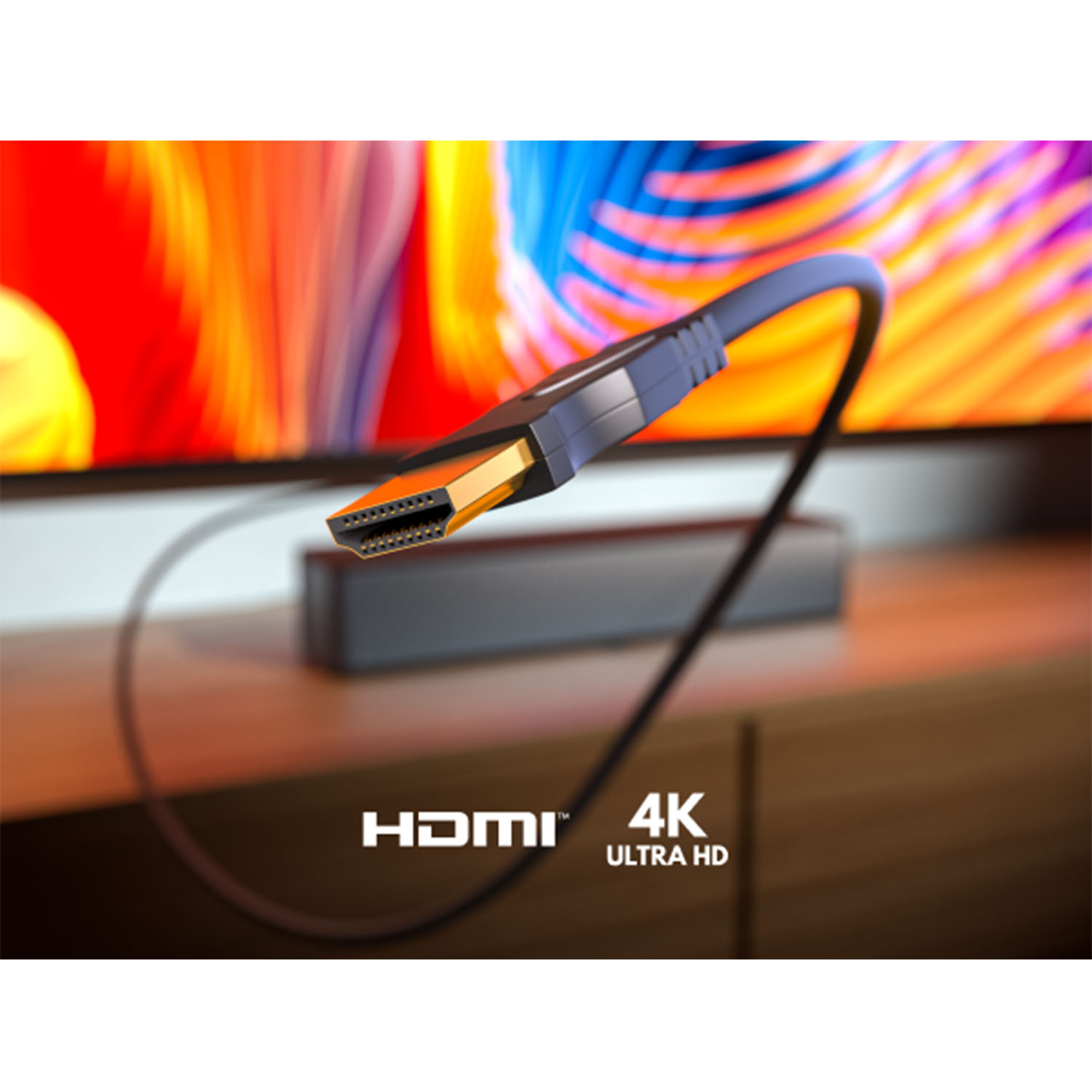 Un câble HDMI est branché sur un téléviseur. L'écran affiche des lumières colorées. Le câble est connecté à un meuble en bois.