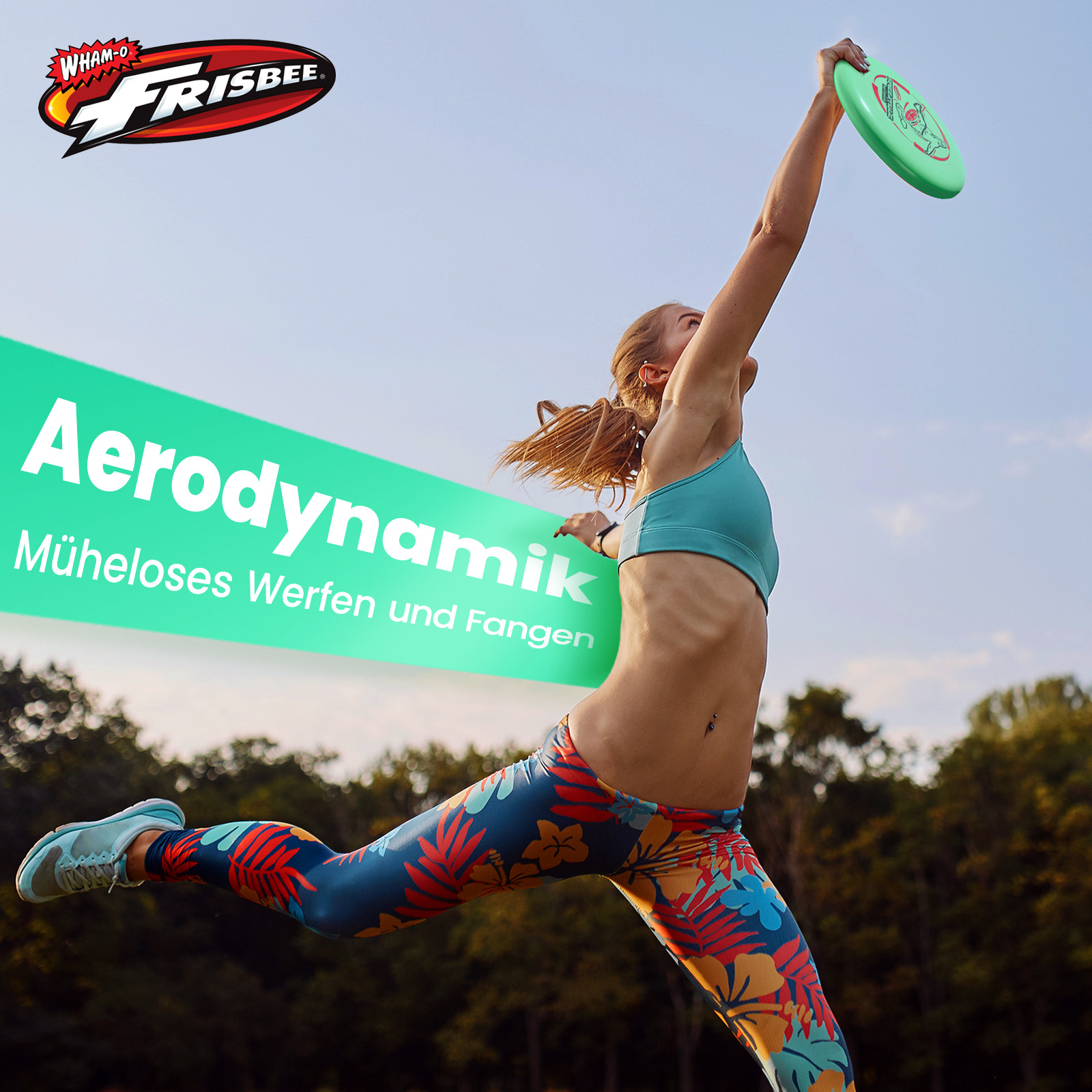 Frau springt, wirft Frisbee. Sie trägt blaues Oberteil, Blumenleggings. Grünes Frisbee in der Luft. Text: Aerodynamik, Frisbee.