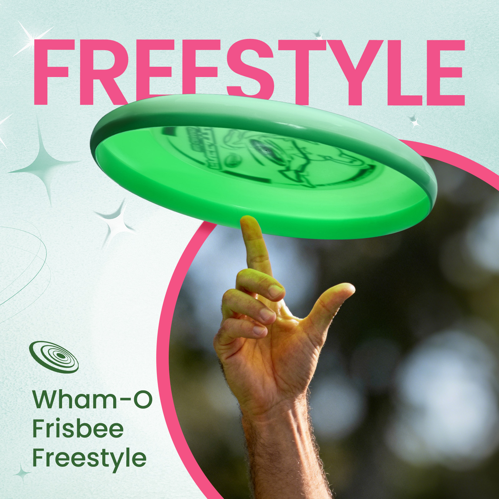 Eine grüne Wham-O Frisbeescheibe dreht sich auf einem Finger. Eine Hand ist erhoben. Das Wort FREESTYLE steht über der Frisbeescheibe.