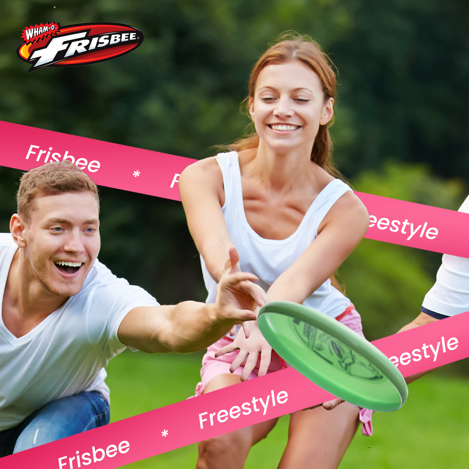 Drei Personen spielen Frisbee. Ein Mann greift nach einer grünen Frisbee. Zwei Frauen und ein Mann sind in der Szene.