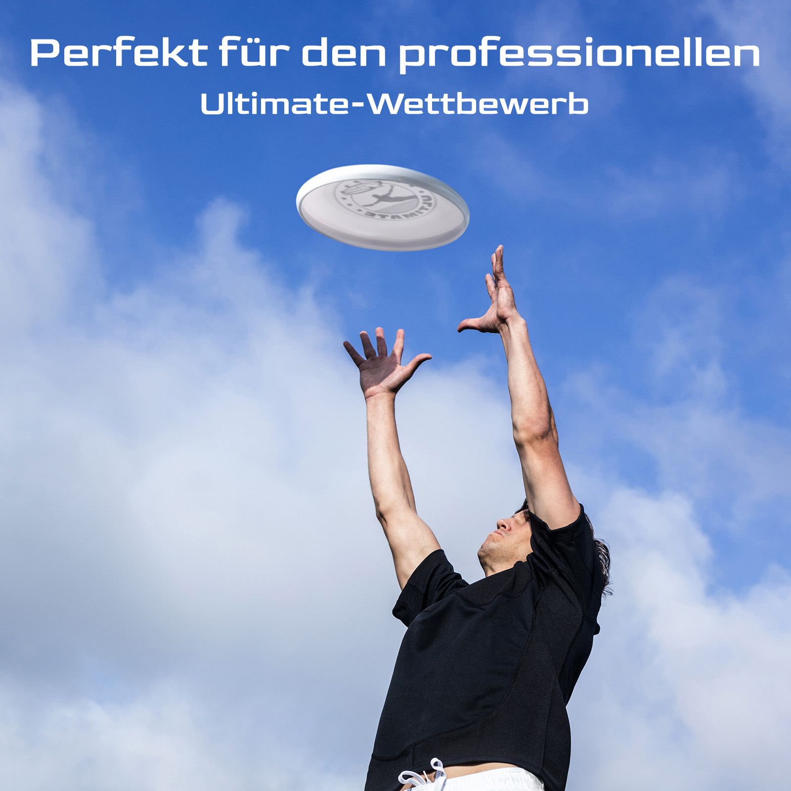 Mann greift nach einer Frisbee in der Luft vor blauem Himmel. Die Frisbee ist weiß, der Mann trägt schwarz.