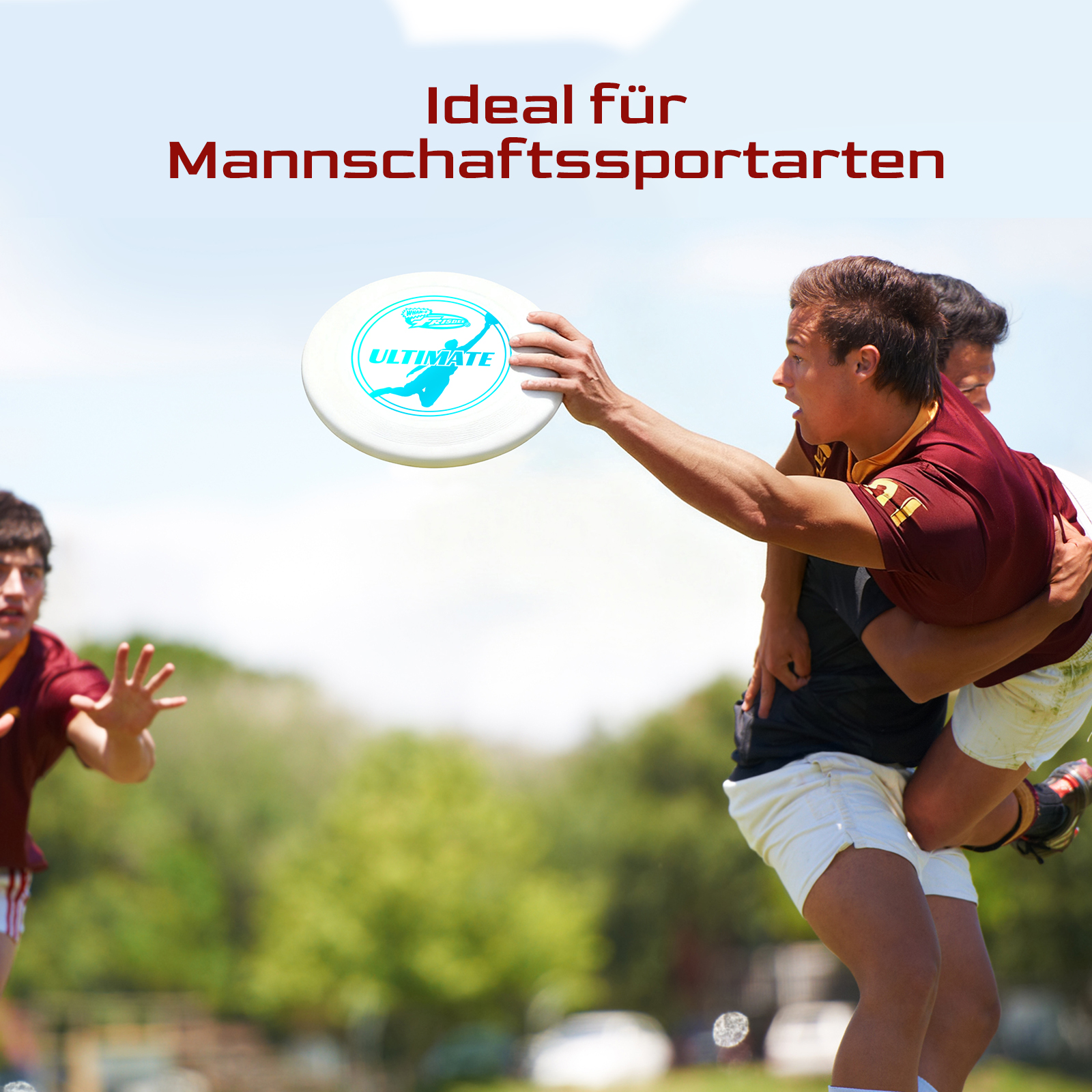 Spieler in einem Rugbyspiel. Einer wirft eine Frisbeescheibe, andere versuchen, sie zu fangen. Himmel und grüner Hintergrund.