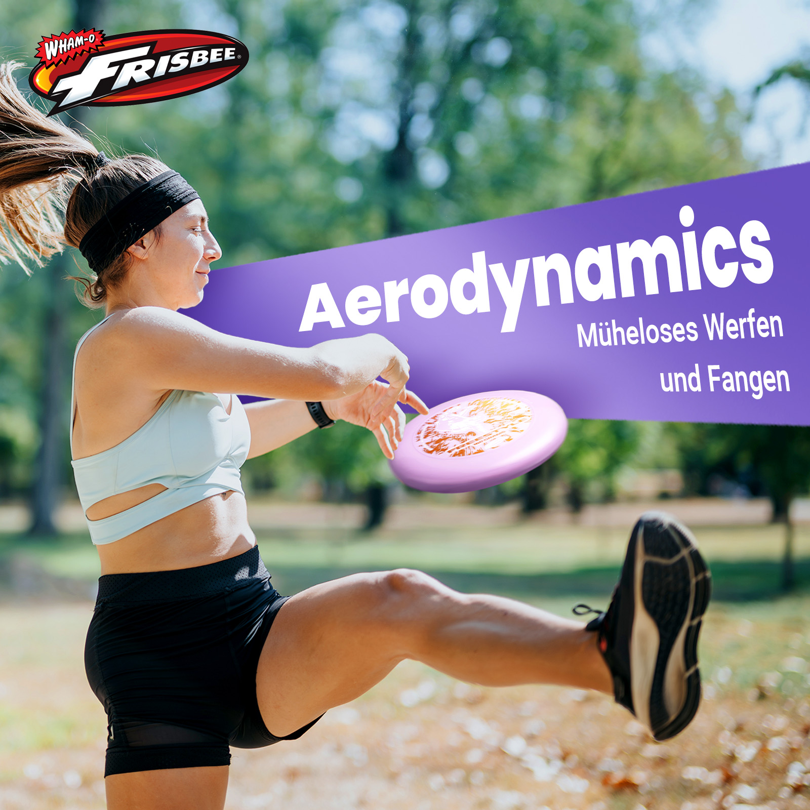 Eine Frau wirft eine Frisbee. Sie trägt ein schwarzes Stirnband, einen Sport-BH und Shorts. Im Hintergrund grüne Bäume. Text: 'Aerodynamik'.