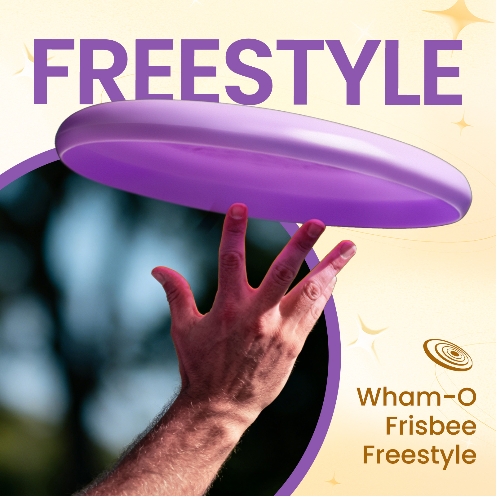 Eine Hand balanciert eine lila Frisbee. Das Wort FREESTYLE steht oben. Wham-O Frisbee Freestyle steht unten.