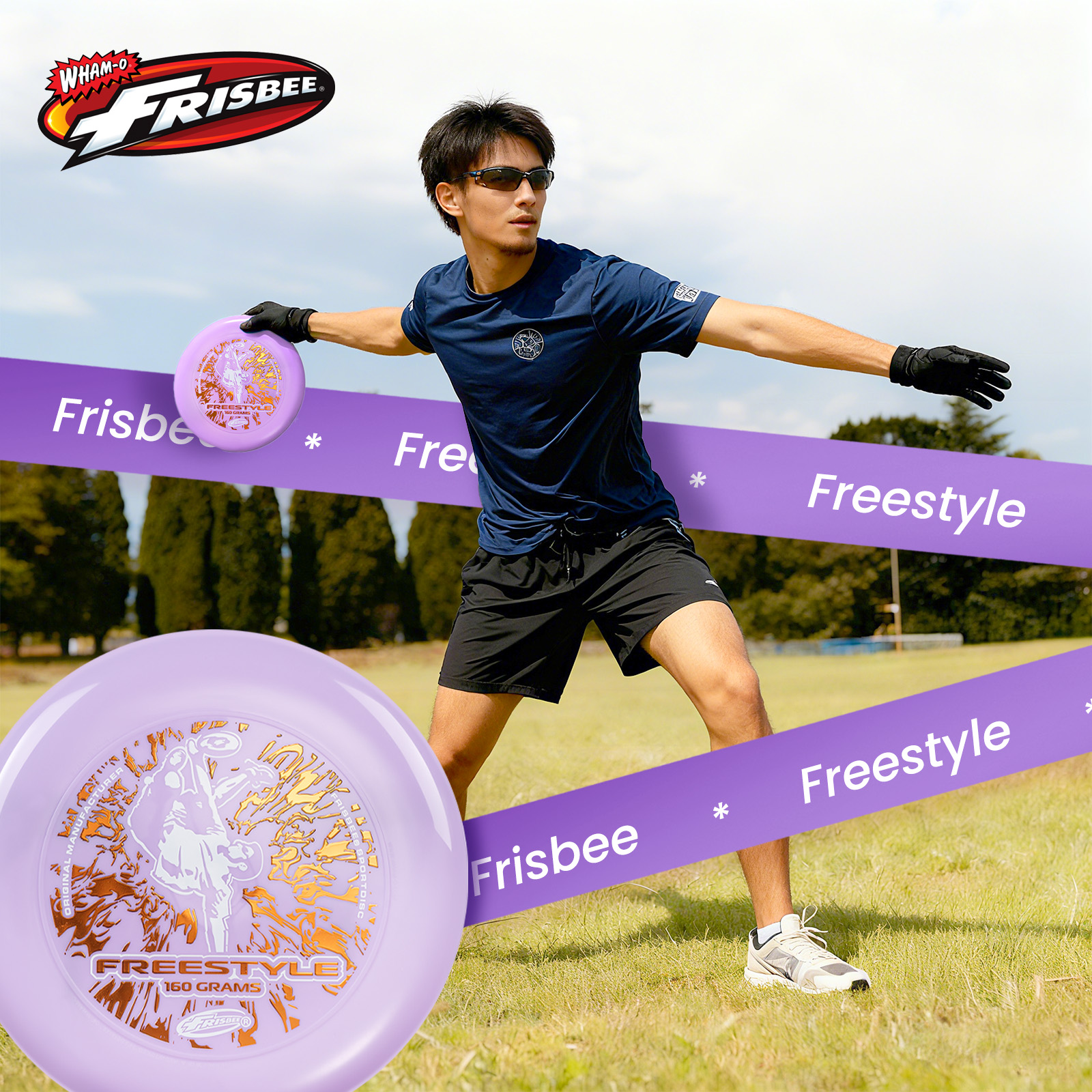 Ein Mann wirft eine Frisbee auf einem grünen Feld. Lila Bänder sagen 'Frisbee Freestyle'.