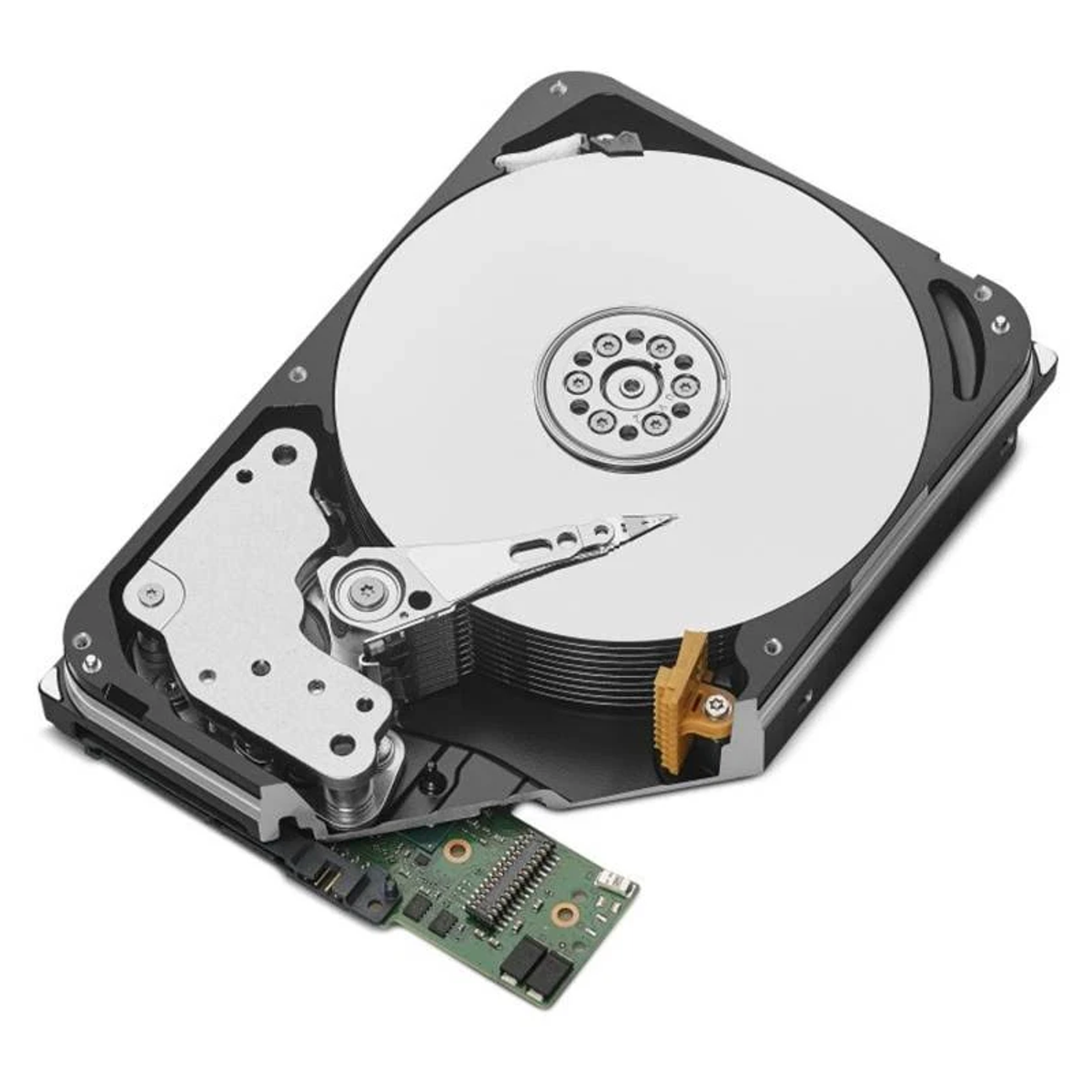 Otwarty dysk twardy. Srebrny dysk i ramię w czarnej obudowie. Zielona płytka obwodu dołączona. Żółte i srebrne elementy.