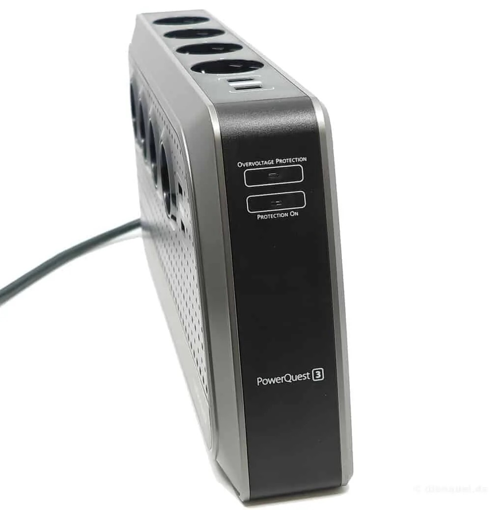 Çoklu priz ve USB portlu gri ve siyah bir priz uzatması. Bir gösterge paneli ve bir güç kablosu vardır.