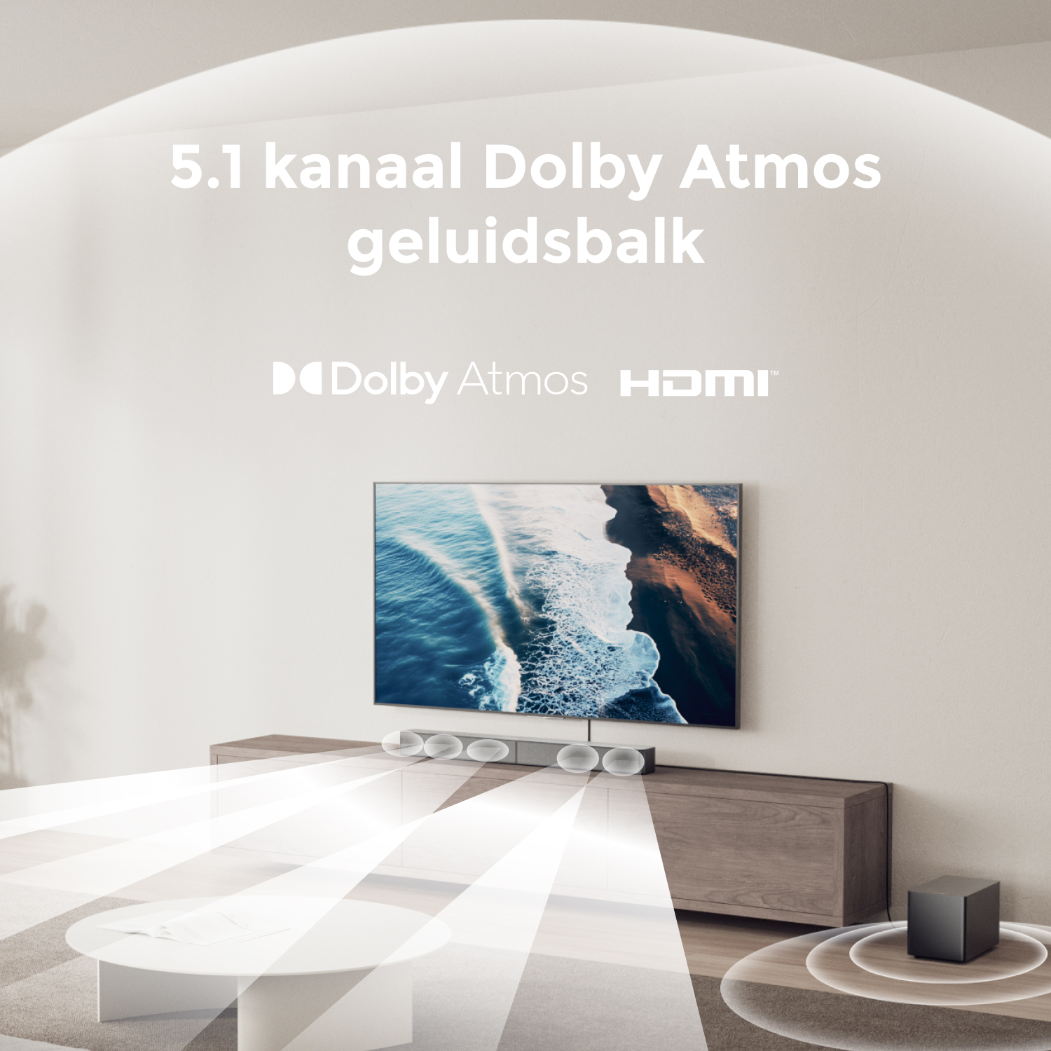 Salon moderne avec TV, barre de son et caisson de basses. Texte : 'Barre de son Dolby Atmos 5.1 canaux'.