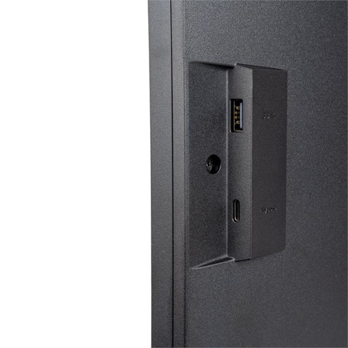 Zbliżenie czarnego urządzenia z portem USB, okrągłym portem i portem USB-C. Tło jest białe.