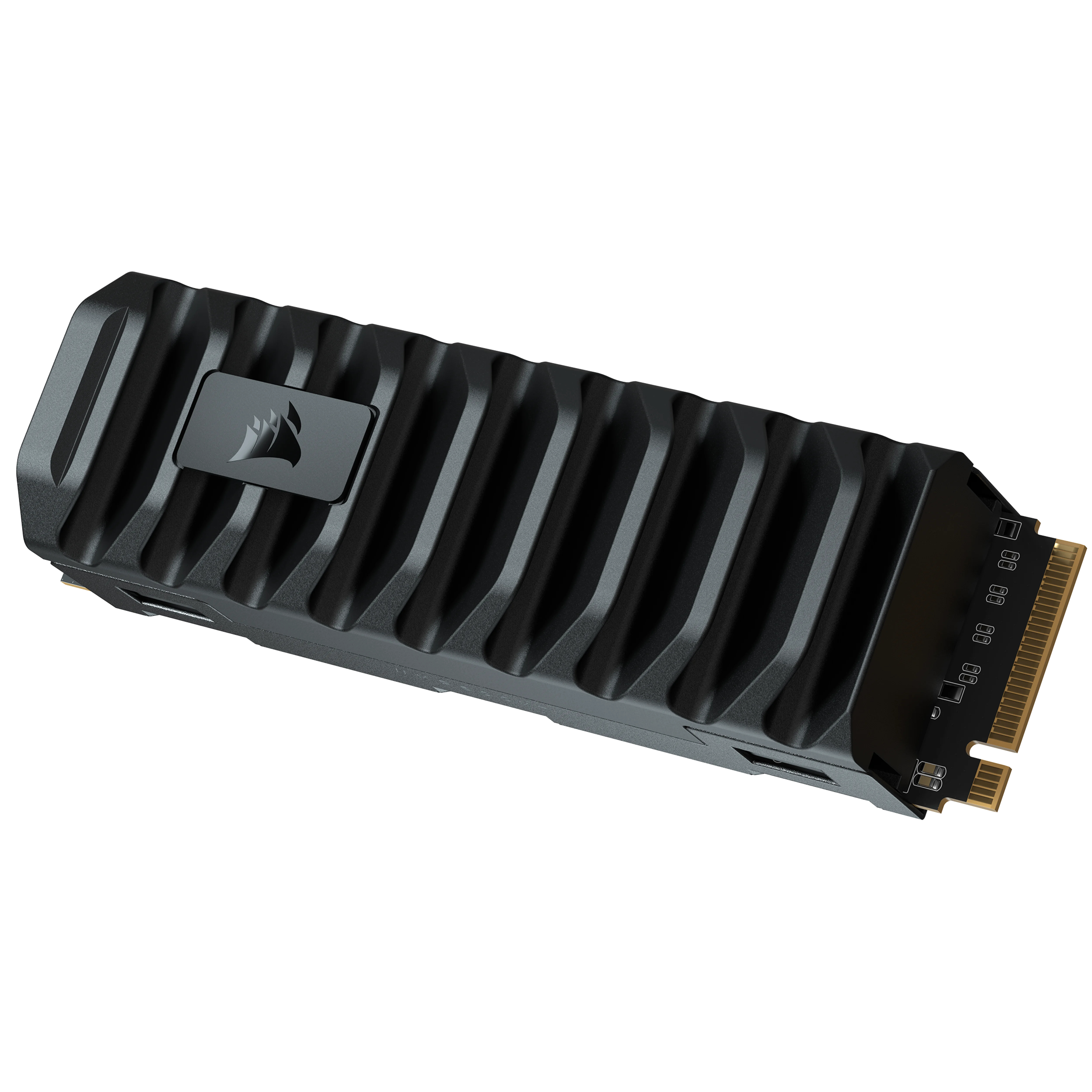 SSD NVMe Corsair negra con diseño acanalado y logotipo. Conector dorado a la derecha. Fondo blanco.