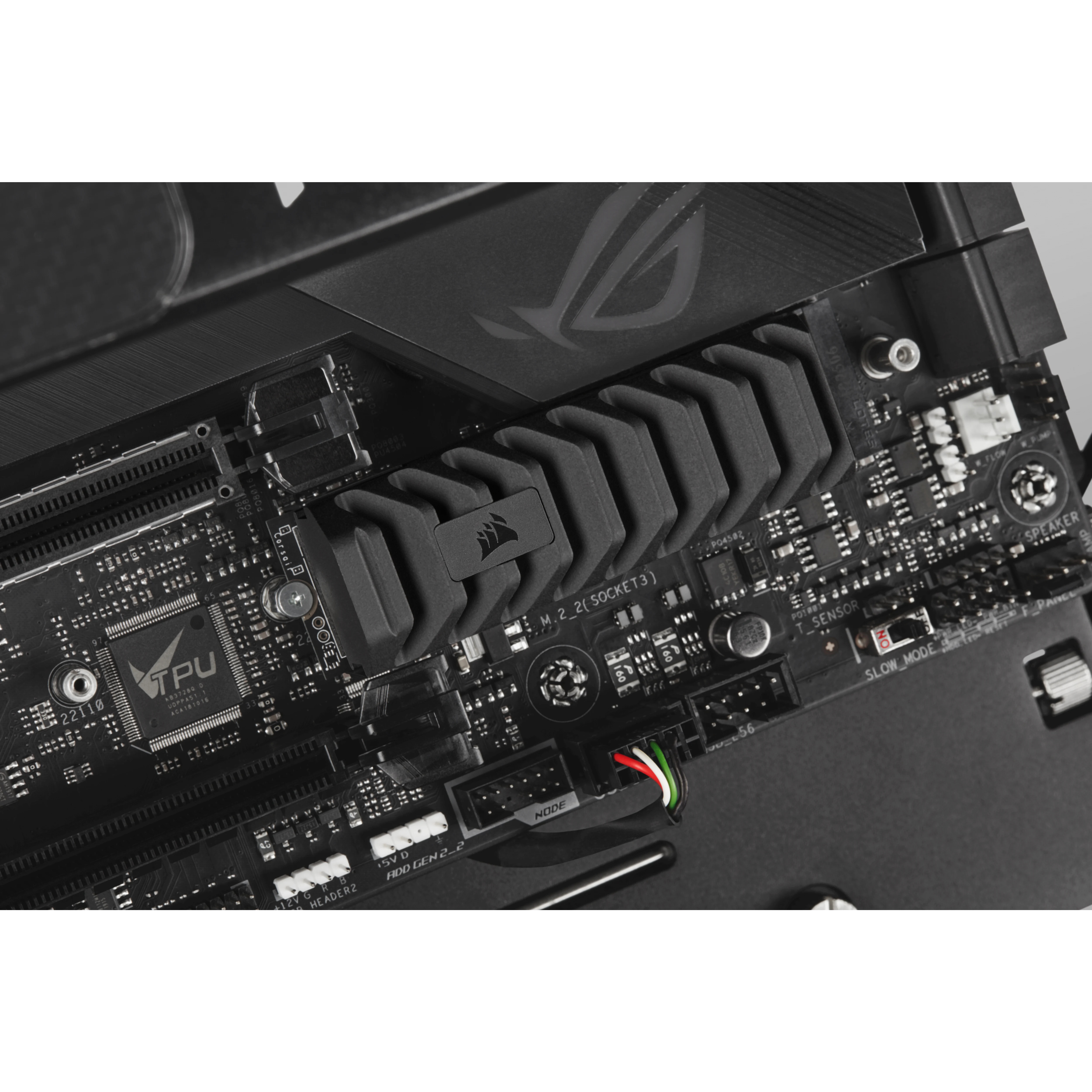 Primer plano de una placa base de ordenador con disipador de calor negro y varios componentes electrónicos.