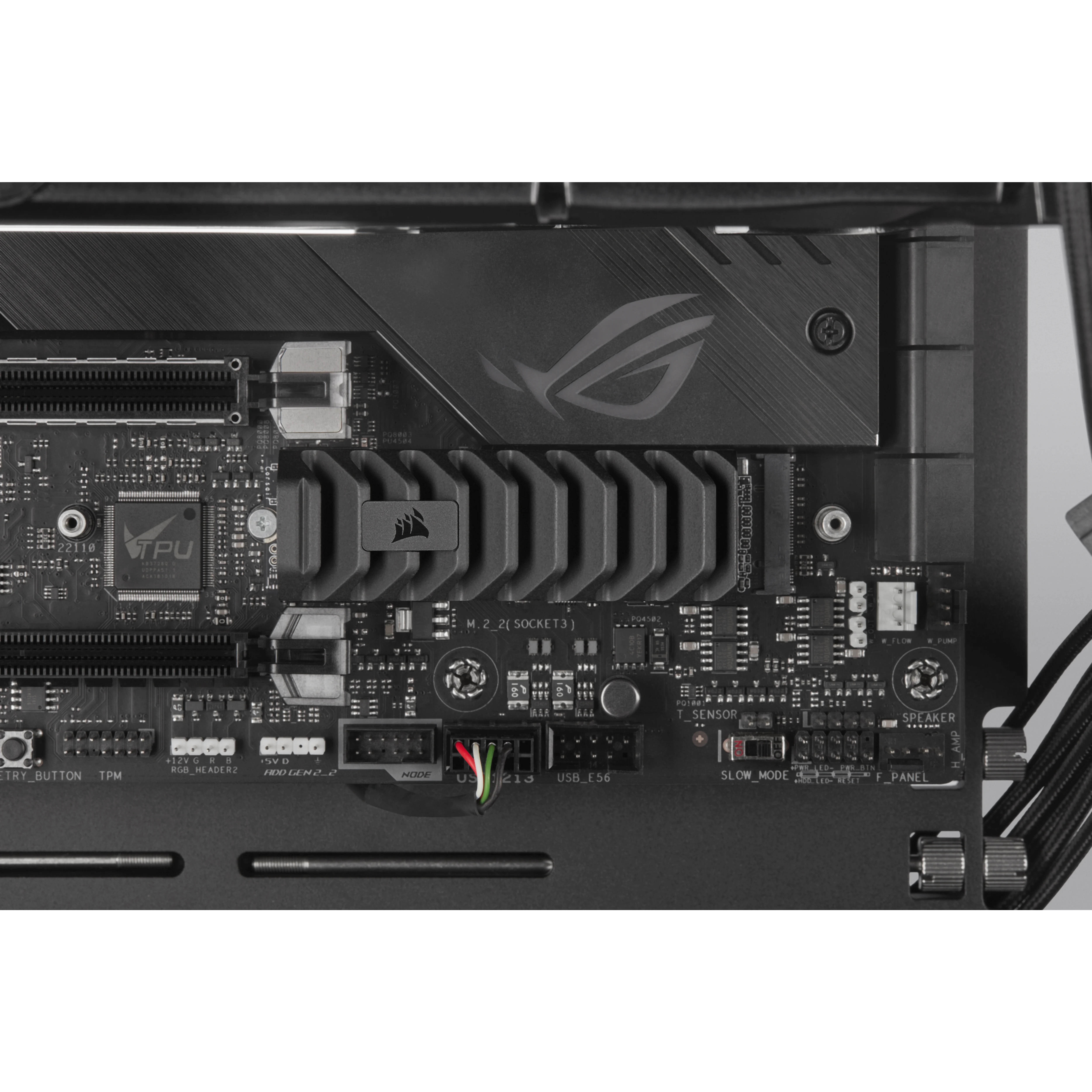 Primer plano de una placa base de computadora negra con varios componentes y conectores visibles.