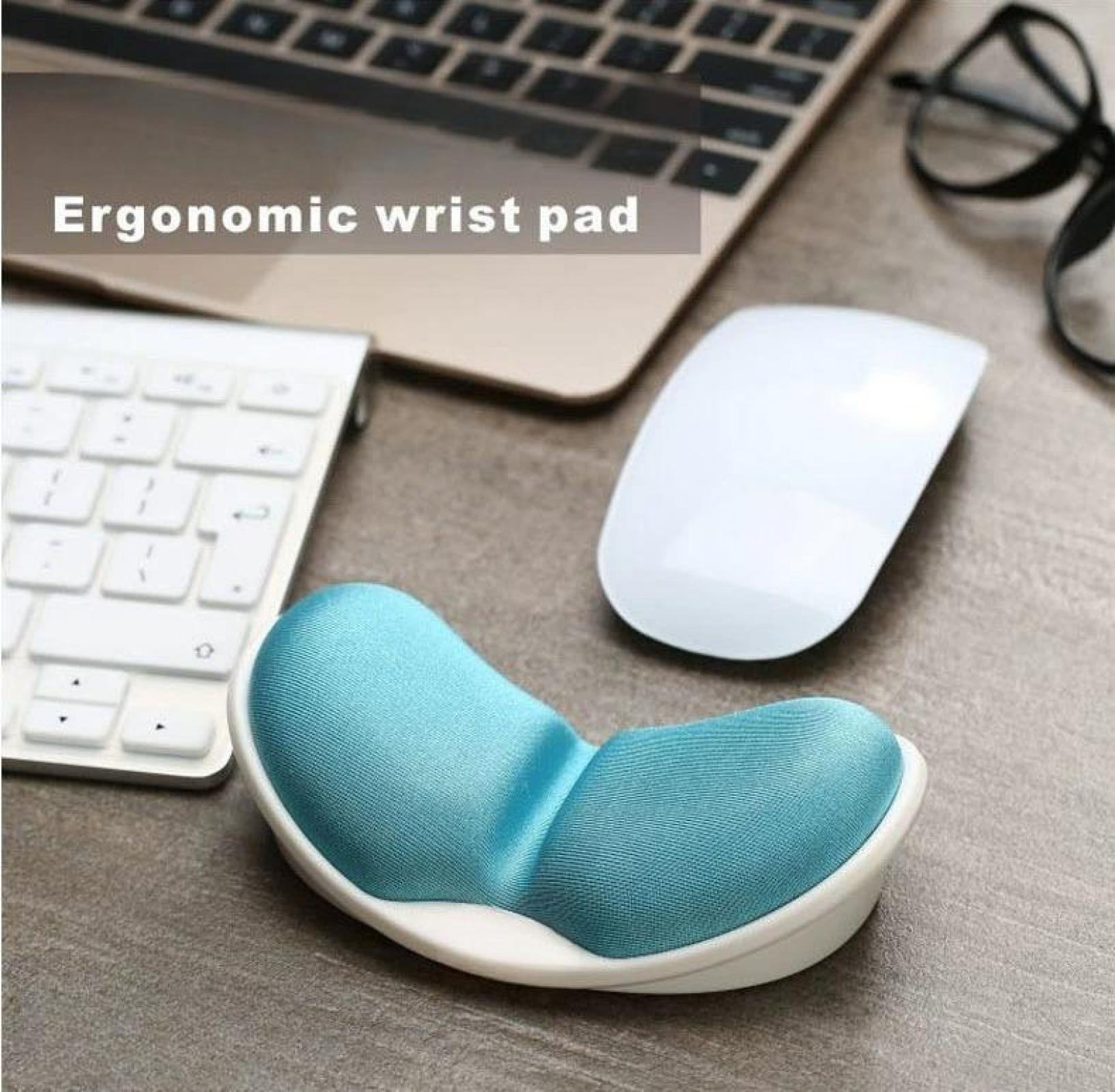 Eine ergonomische Handgelenkauflage, weiße Maus, Tastatur und Brille auf einem Schreibtisch. Die Handgelenkauflage ist blau und weiß.