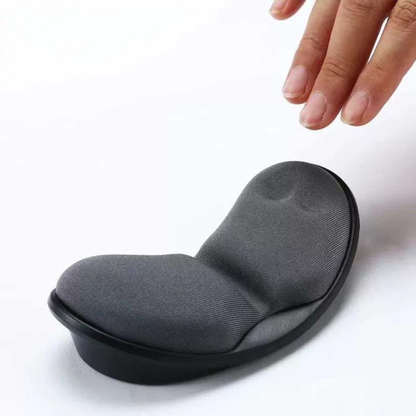 Graues ergonomisches Mauspapier mit schwarzem Sockel. Eine Hand schwebt darüber, vor weißem Hintergrund.