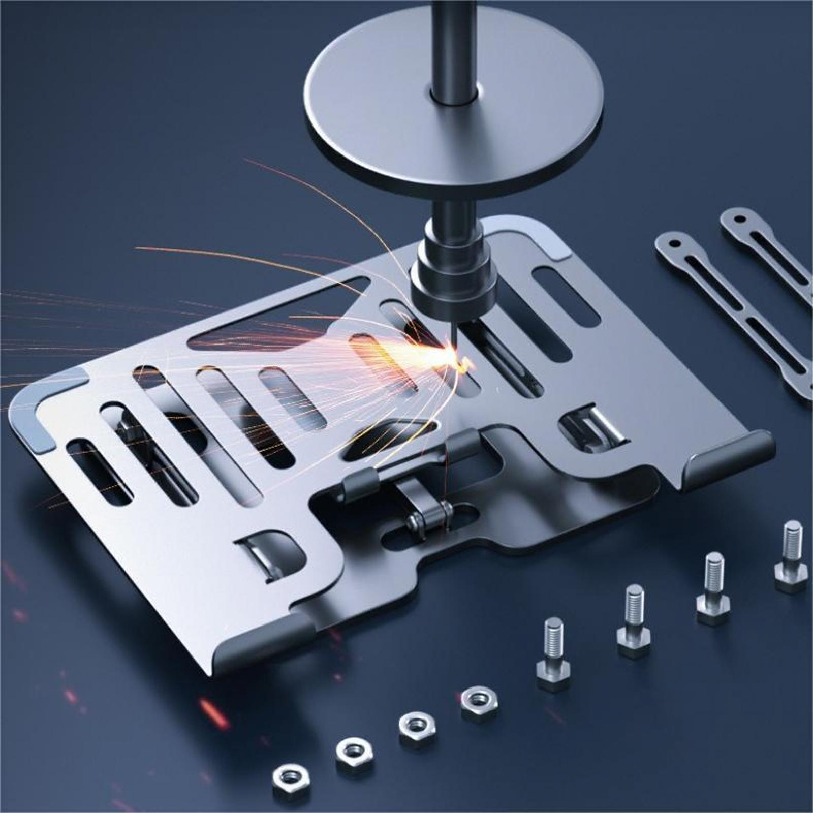 Ein Metallobjekt wird von einer Maschine bearbeitet, Funken fliegen. Andere Metallteile und Schrauben sind verstreut.