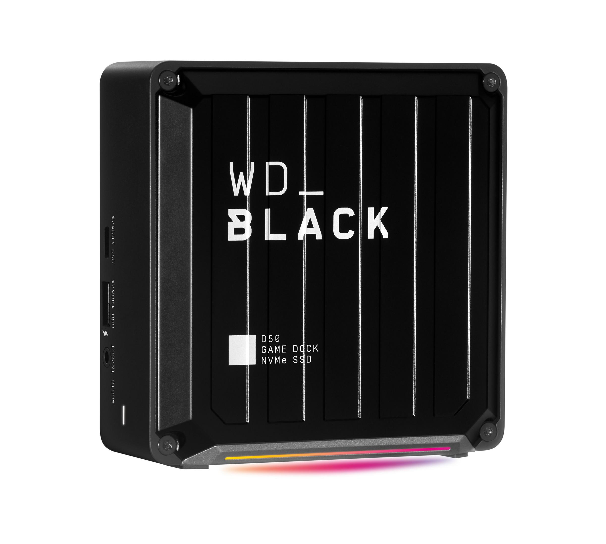 Un WD_BLACK D50 Game Dock negro con texto blanco. Tiene líneas verticales y puertos. La parte inferior tiene luces de colores.