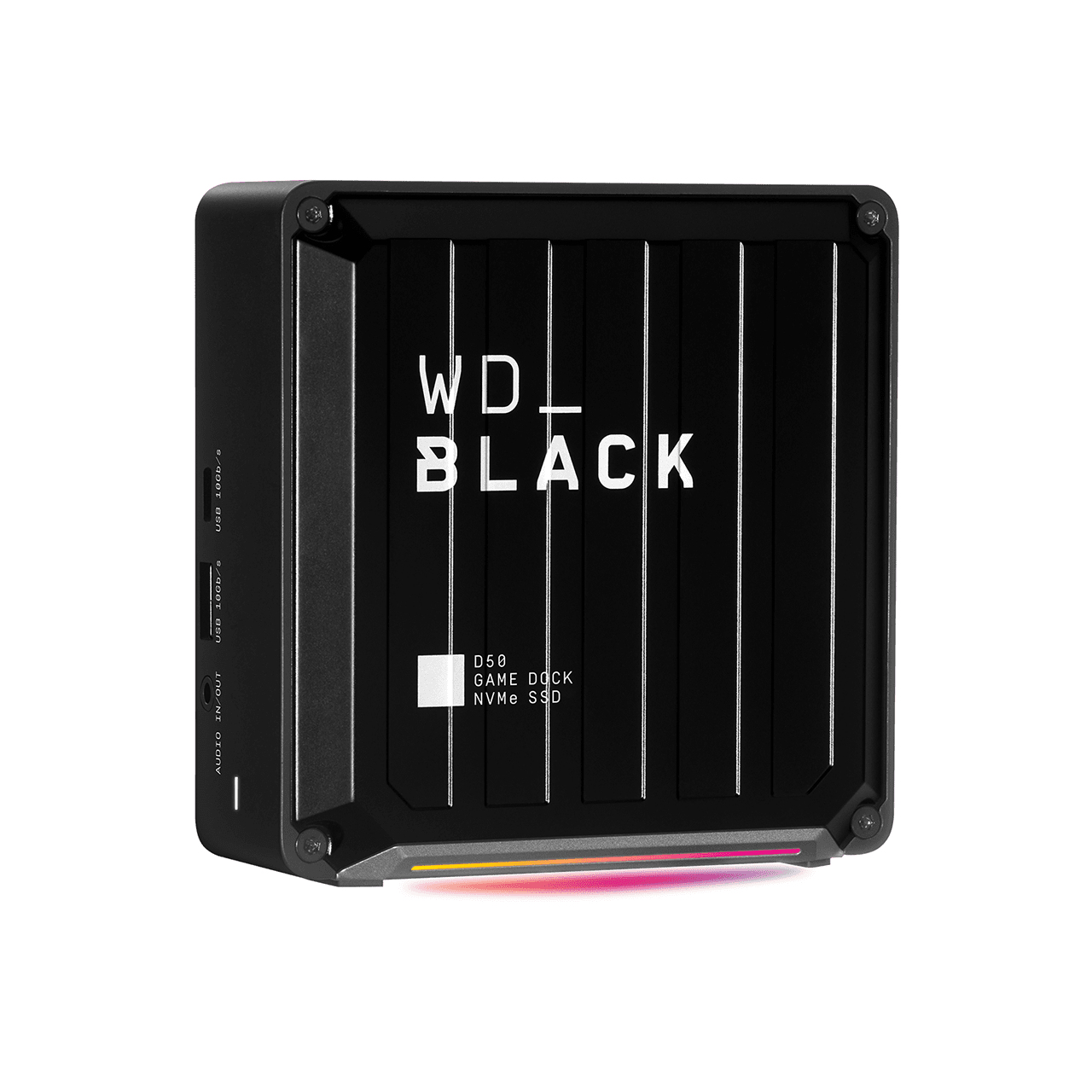 Un WD_BLACK D50 Game Dock NVMe SSD negro. Tiene puertos USB y una entrada/salida de audio. El frontal tiene líneas verticales y una luz de color.