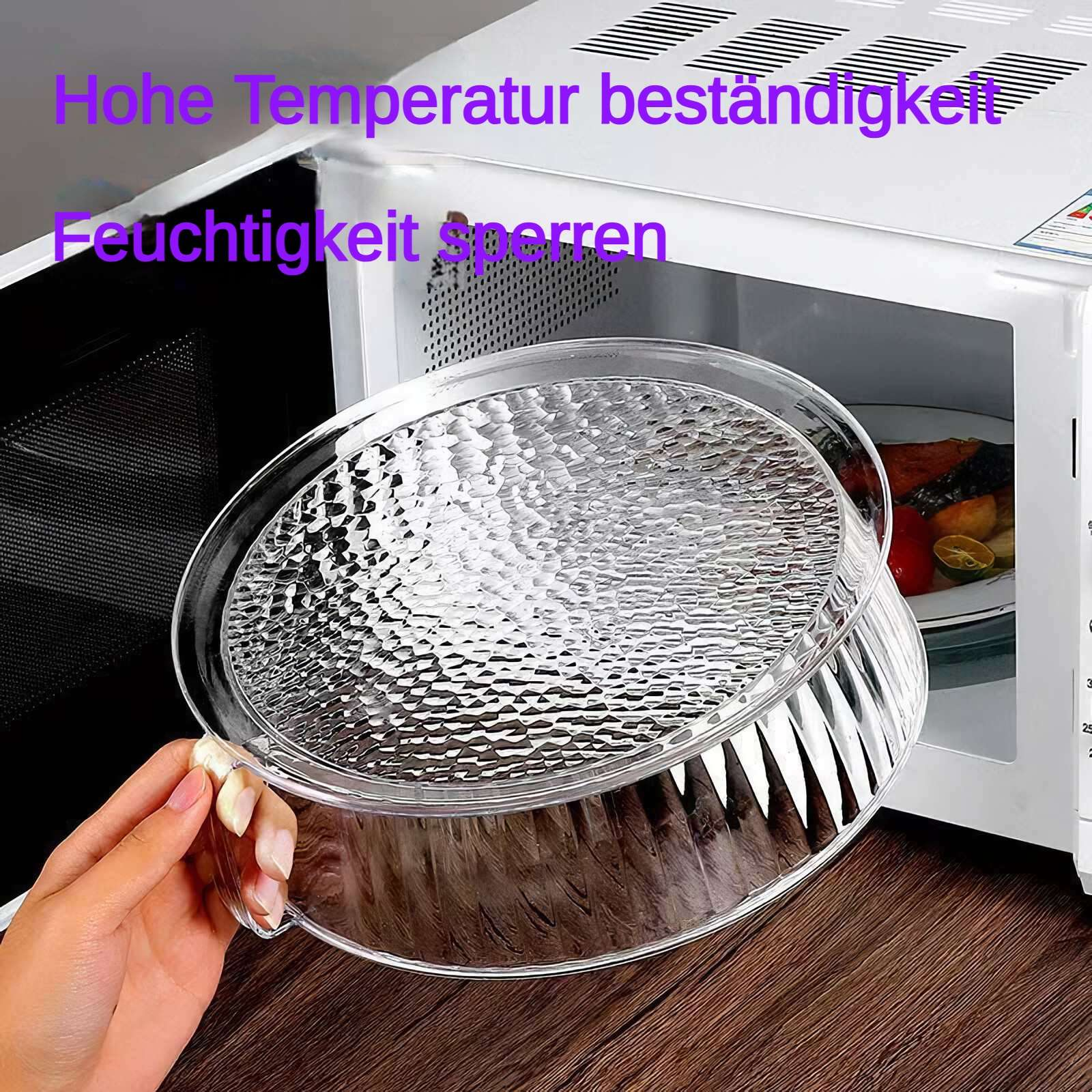 Eine Hand hält einen klaren, strukturierten Mikrowellen-Deckel. Im Inneren ist Essen sichtbar. Die Mikrowelle ist weiß, auf Holz.