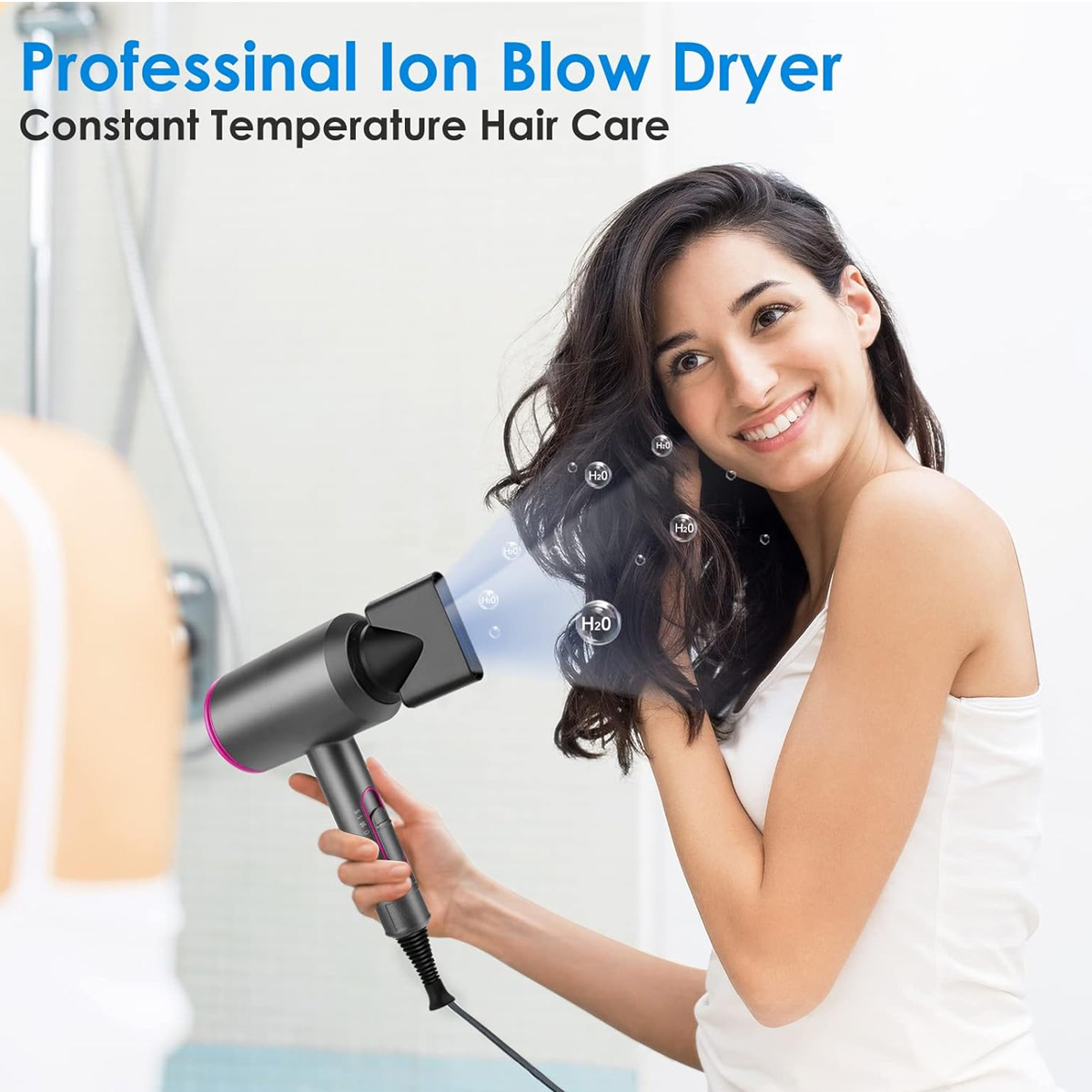 Eine Frau lächelt und benutzt einen grauen und rosa Haartrockner. Wassermoleküle schweben vom Trockner zu ihrem dunklen Haar. Text: Professional Ion Blow Dryer.