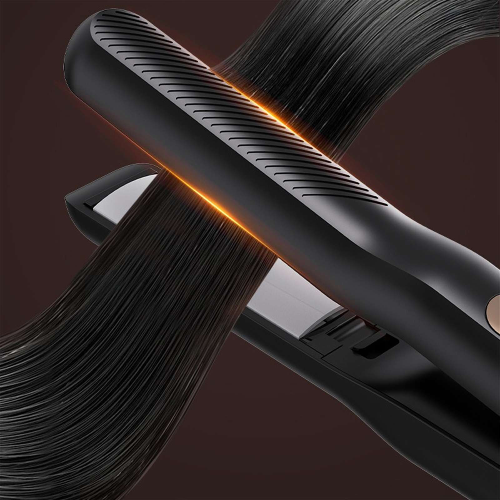 Ein schwarzes Glätteisen mit schwarzen Haarsträhnen, die geglättet werden. Der Hintergrund ist ein brauner Farbverlauf.