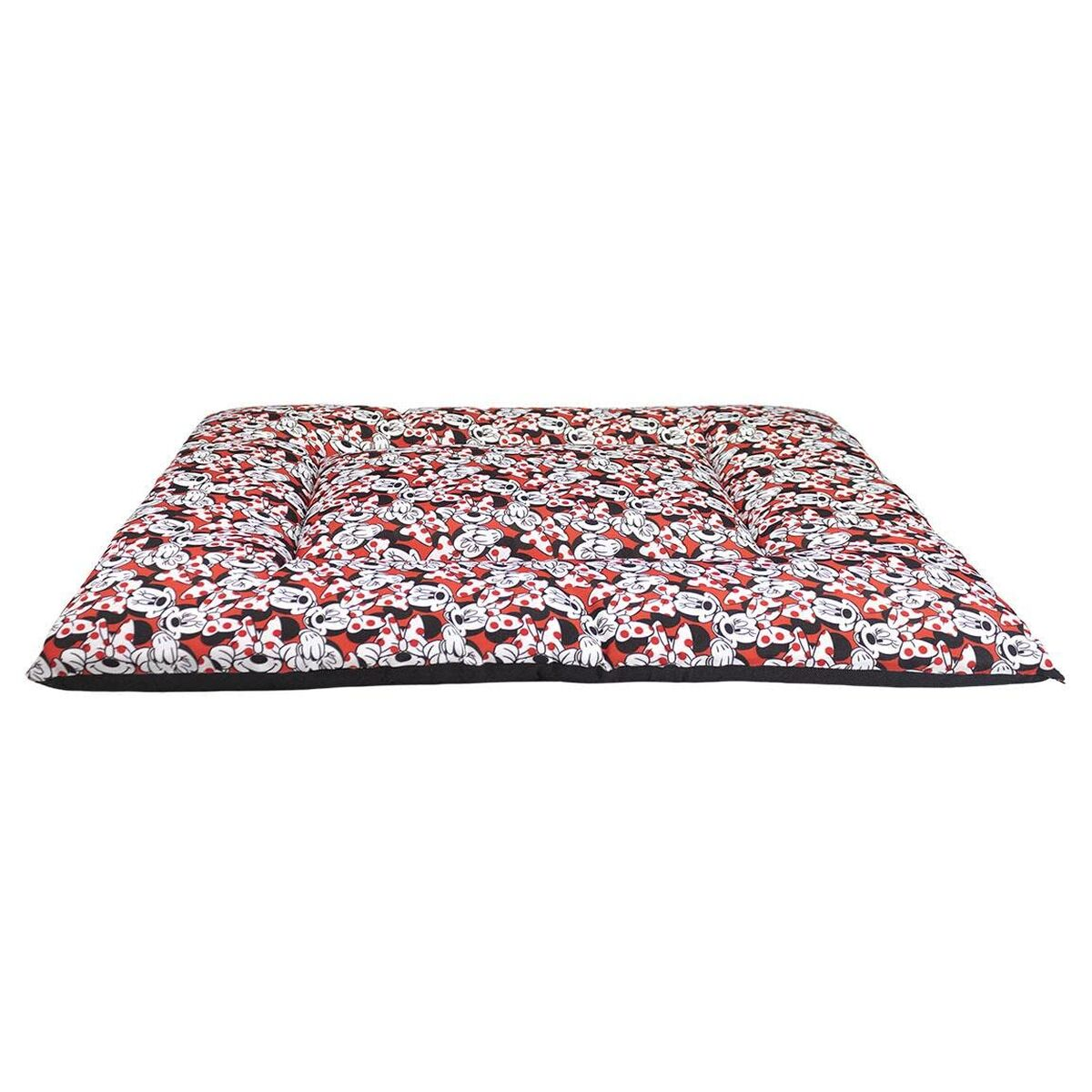 Un letto rettangolare per animali domestici con un motivo di Minnie Mouse. Ha uno sfondo rosso con facce di Minnie Mouse bianche e nere. Bordo nero.