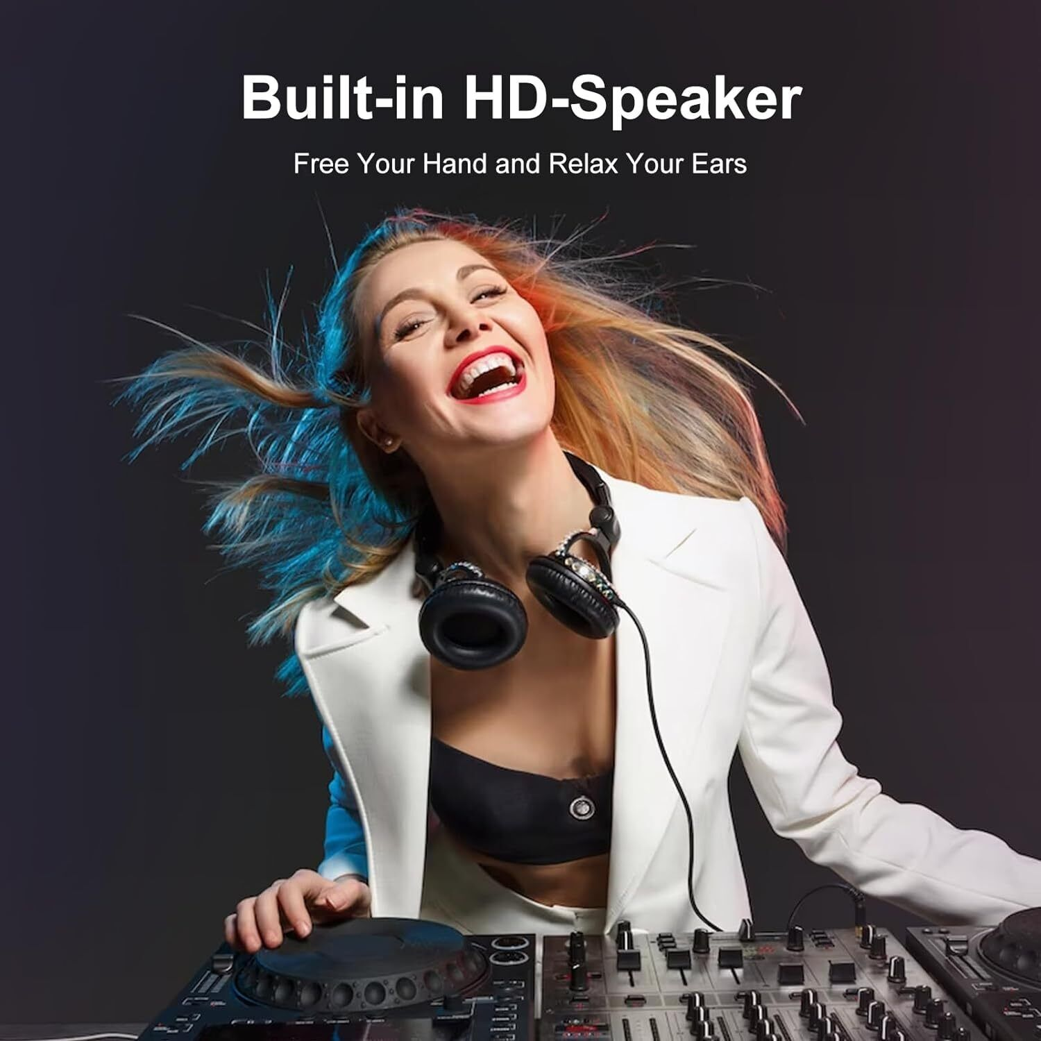 Eine Frau lächelt mit Kopfhörern um den Hals. Sie trägt eine weiße Jacke und bedient einen DJ-Mixer mit Text: Built-in HD-Speaker.