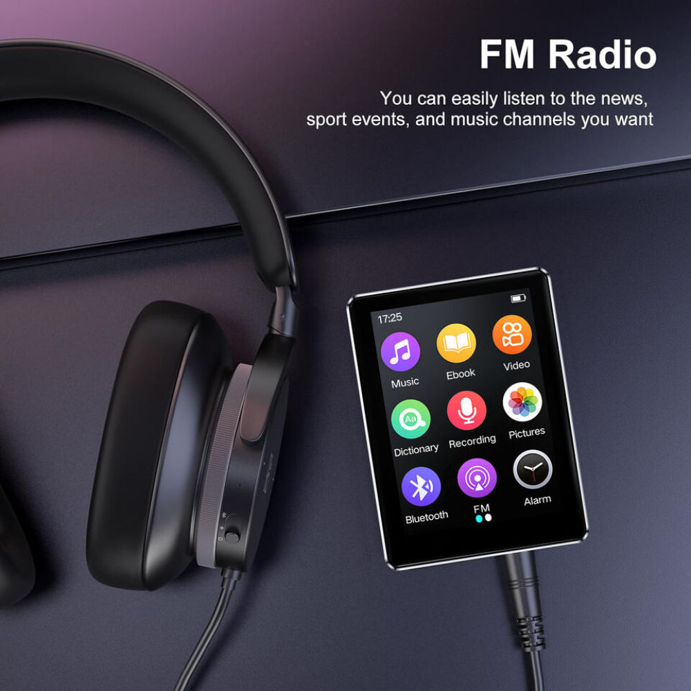 Schwarze Kopfhörer neben einem kleinen Gerät mit Symbolen. Das Gerät ist per Kabel verbunden. Text sagt 'FM Radio'.